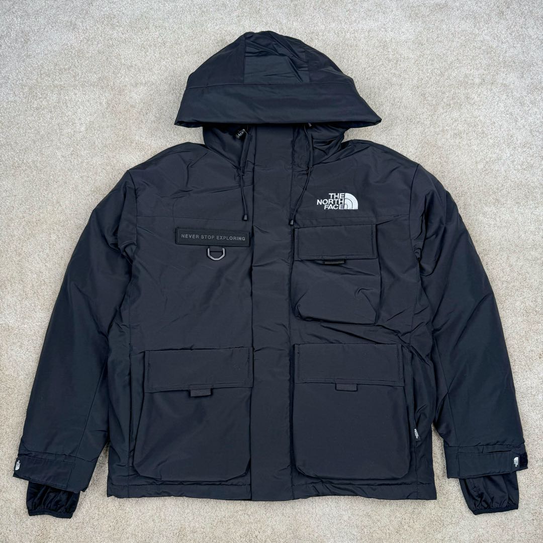 ＃暖冬福利 北面THE NORTH FACE POLAR FW22 纯色Logo徽标多口袋抽绳厚款连帽工装羽绒服冬季 男女同款 申敏儿同款 设计理念： 这款是THE NORTH FACE 巅峰之作，高端于任何一款北面羽绒服，也是户外的登山系列，爆炸厚实，一般是在户外极寒天气穿着，基本上可以抵御零下几十度的严寒了，工艺十分复杂，并非单纯一件羽绒服那么简单，保暖程度不输大鹅，今年冬天一定需要这样一件厚实的过冬。 面料+特点： ✅ 内里填充90%正品一致的进口专用鹅绒，轻便，100%市面最高品质。 ✅ 采用经联盟RDS认证的高品质鹅绒填充，轻便不厚重且压缩后的蓬松度恢复性好。（ R·D·S不含任何不必要的动物伤害生产工序，从550蓬到950蓬不等，压缩性和温度重量也是衡量高品质，高填充度鹅线要指标） ✅单件成品1公斤以上，但是没有任何负重感，超级轻便，鹅绒广泛用于滑雪服，防寒服。 ✅原厂高密度户外防水材质，防风耐磨，防撕裂面料。 ✅ 里布380T最高标准，绝不跑绒，透气性极佳 ✅ 原版辅料五金全部原厂定做，100%还原复刻品质！ ✅多功能口袋，方便使用 ✅内里两侧印有保养清洗说明和衣服解释 ✅胸前贴饰有橡胶徽标logo ✅领口部分有防寒绒布，紧贴头颈，舒适又保暖 ✅ 原版辅料五金全部原厂定做，100%还原复刻品质，背部有内置网口袋 ✅ YKK吉田ISO9000品质顶级ZP拉链 工艺： 宽松版型，上身休闲舒适，为冬季户外提供保暖呵护，保暖性出色，穿着轻便不厚重。防潮,不易变形 ，容易清洁打理等特点，工艺成本极高 尺码：XS S M L XL XXL ​-选品中心