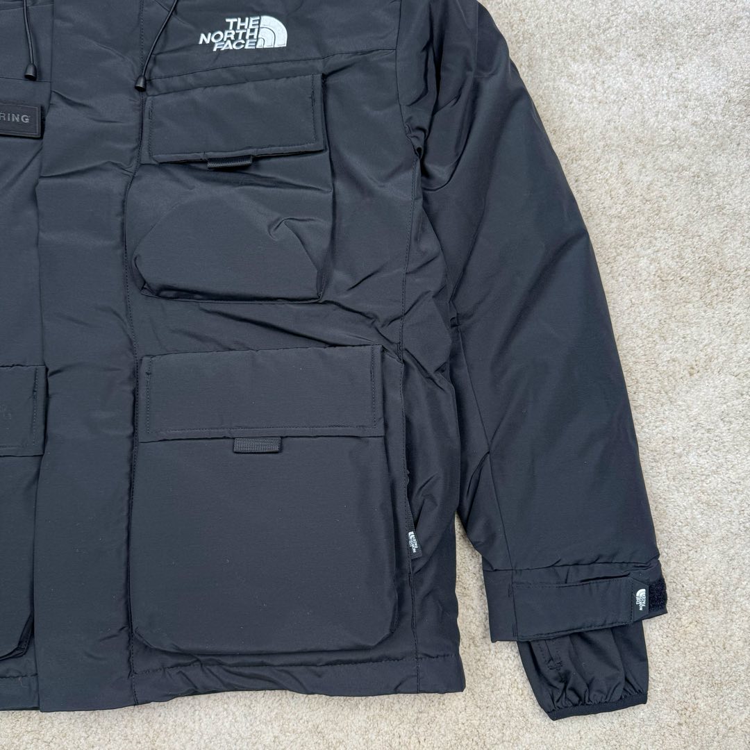 图片[7]-＃暖冬福利 北面THE NORTH FACE POLAR FW22 纯色Logo徽标多口袋抽绳厚款连帽工装羽绒服冬季 男女同款 申敏儿同款 设计理念： 这款是THE NORTH FACE 巅峰之作，高端于任何一款北面羽绒服，也是户外的登山系列，爆炸厚实，一般是在户外极寒天气穿着，基本上可以抵御零下几十度的严寒了，工艺十分复杂，并非单纯一件羽绒服那么简单，保暖程度不输大鹅，今年冬天一定需要这样一件厚实的过冬。 面料+特点： ✅ 内里填充90%正品一致的进口专用鹅绒，轻便，100%市面最高品质。 ✅ 采用经联盟RDS认证的高品质鹅绒填充，轻便不厚重且压缩后的蓬松度恢复性好。（ R·D·S不含任何不必要的动物伤害生产工序，从550蓬到950蓬不等，压缩性和温度重量也是衡量高品质，高填充度鹅线要指标） ✅单件成品1公斤以上，但是没有任何负重感，超级轻便，鹅绒广泛用于滑雪服，防寒服。 ✅原厂高密度户外防水材质，防风耐磨，防撕裂面料。 ✅ 里布380T最高标准，绝不跑绒，透气性极佳 ✅ 原版辅料五金全部原厂定做，100%还原复刻品质！ ✅多功能口袋，方便使用 ✅内里两侧印有保养清洗说明和衣服解释 ✅胸前贴饰有橡胶徽标logo ✅领口部分有防寒绒布，紧贴头颈，舒适又保暖 ✅ 原版辅料五金全部原厂定做，100%还原复刻品质，背部有内置网口袋 ✅ YKK吉田ISO9000品质顶级ZP拉链 工艺： 宽松版型，上身休闲舒适，为冬季户外提供保暖呵护，保暖性出色，穿着轻便不厚重。防潮,不易变形 ，容易清洁打理等特点，工艺成本极高 尺码：XS S M L XL XXL ​-选品中心
