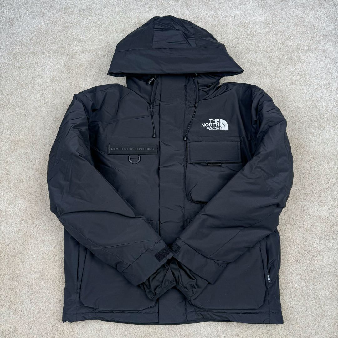 图片[2]-＃暖冬福利 北面THE NORTH FACE POLAR FW22 纯色Logo徽标多口袋抽绳厚款连帽工装羽绒服冬季 男女同款 申敏儿同款 设计理念： 这款是THE NORTH FACE 巅峰之作，高端于任何一款北面羽绒服，也是户外的登山系列，爆炸厚实，一般是在户外极寒天气穿着，基本上可以抵御零下几十度的严寒了，工艺十分复杂，并非单纯一件羽绒服那么简单，保暖程度不输大鹅，今年冬天一定需要这样一件厚实的过冬。 面料+特点： ✅ 内里填充90%正品一致的进口专用鹅绒，轻便，100%市面最高品质。 ✅ 采用经联盟RDS认证的高品质鹅绒填充，轻便不厚重且压缩后的蓬松度恢复性好。（ R·D·S不含任何不必要的动物伤害生产工序，从550蓬到950蓬不等，压缩性和温度重量也是衡量高品质，高填充度鹅线要指标） ✅单件成品1公斤以上，但是没有任何负重感，超级轻便，鹅绒广泛用于滑雪服，防寒服。 ✅原厂高密度户外防水材质，防风耐磨，防撕裂面料。 ✅ 里布380T最高标准，绝不跑绒，透气性极佳 ✅ 原版辅料五金全部原厂定做，100%还原复刻品质！ ✅多功能口袋，方便使用 ✅内里两侧印有保养清洗说明和衣服解释 ✅胸前贴饰有橡胶徽标logo ✅领口部分有防寒绒布，紧贴头颈，舒适又保暖 ✅ 原版辅料五金全部原厂定做，100%还原复刻品质，背部有内置网口袋 ✅ YKK吉田ISO9000品质顶级ZP拉链 工艺： 宽松版型，上身休闲舒适，为冬季户外提供保暖呵护，保暖性出色，穿着轻便不厚重。防潮,不易变形 ，容易清洁打理等特点，工艺成本极高 尺码：XS S M L XL XXL ​-选品中心