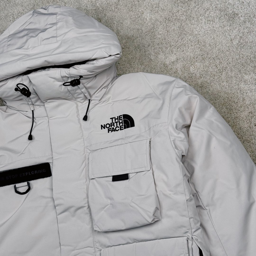 图片[9]-＃暖冬福利 北面THE NORTH FACE POLAR FW22 纯色Logo徽标多口袋抽绳厚款连帽工装羽绒服冬季 男女同款 申敏儿同款 设计理念： 这款是THE NORTH FACE 巅峰之作，高端于任何一款北面羽绒服，也是户外的登山系列，爆炸厚实，一般是在户外极寒天气穿着，基本上可以抵御零下几十度的严寒了，工艺十分复杂，并非单纯一件羽绒服那么简单，保暖程度不输大鹅，今年冬天一定需要这样一件厚实的过冬。 面料+特点： ✅ 内里填充90%正品一致的进口专用鹅绒，轻便，100%市面最高品质。 ✅ 采用经联盟RDS认证的高品质鹅绒填充，轻便不厚重且压缩后的蓬松度恢复性好。（ R·D·S不含任何不必要的动物伤害生产工序，从550蓬到950蓬不等，压缩性和温度重量也是衡量高品质，高填充度鹅线要指标） ✅单件成品1公斤以上，但是没有任何负重感，超级轻便，鹅绒广泛用于滑雪服，防寒服。 ✅原厂高密度户外防水材质，防风耐磨，防撕裂面料。 ✅ 里布380T最高标准，绝不跑绒，透气性极佳 ✅ 原版辅料五金全部原厂定做，100%还原复刻品质！ ✅多功能口袋，方便使用 ✅内里两侧印有保养清洗说明和衣服解释 ✅胸前贴饰有橡胶徽标logo ✅领口部分有防寒绒布，紧贴头颈，舒适又保暖 ✅ 原版辅料五金全部原厂定做，100%还原复刻品质，背部有内置网口袋 ✅ YKK吉田ISO9000品质顶级ZP拉链 工艺： 宽松版型，上身休闲舒适，为冬季户外提供保暖呵护，保暖性出色，穿着轻便不厚重。防潮,不易变形 ，容易清洁打理等特点，工艺成本极高 尺码：XS S M L XL XXL ​-选品中心