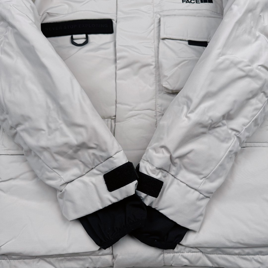 图片[7]-＃暖冬福利 北面THE NORTH FACE POLAR FW22 纯色Logo徽标多口袋抽绳厚款连帽工装羽绒服冬季 男女同款 申敏儿同款 设计理念： 这款是THE NORTH FACE 巅峰之作，高端于任何一款北面羽绒服，也是户外的登山系列，爆炸厚实，一般是在户外极寒天气穿着，基本上可以抵御零下几十度的严寒了，工艺十分复杂，并非单纯一件羽绒服那么简单，保暖程度不输大鹅，今年冬天一定需要这样一件厚实的过冬。 面料+特点： ✅ 内里填充90%正品一致的进口专用鹅绒，轻便，100%市面最高品质。 ✅ 采用经联盟RDS认证的高品质鹅绒填充，轻便不厚重且压缩后的蓬松度恢复性好。（ R·D·S不含任何不必要的动物伤害生产工序，从550蓬到950蓬不等，压缩性和温度重量也是衡量高品质，高填充度鹅线要指标） ✅单件成品1公斤以上，但是没有任何负重感，超级轻便，鹅绒广泛用于滑雪服，防寒服。 ✅原厂高密度户外防水材质，防风耐磨，防撕裂面料。 ✅ 里布380T最高标准，绝不跑绒，透气性极佳 ✅ 原版辅料五金全部原厂定做，100%还原复刻品质！ ✅多功能口袋，方便使用 ✅内里两侧印有保养清洗说明和衣服解释 ✅胸前贴饰有橡胶徽标logo ✅领口部分有防寒绒布，紧贴头颈，舒适又保暖 ✅ 原版辅料五金全部原厂定做，100%还原复刻品质，背部有内置网口袋 ✅ YKK吉田ISO9000品质顶级ZP拉链 工艺： 宽松版型，上身休闲舒适，为冬季户外提供保暖呵护，保暖性出色，穿着轻便不厚重。防潮,不易变形 ，容易清洁打理等特点，工艺成本极高 尺码：XS S M L XL XXL ​-选品中心