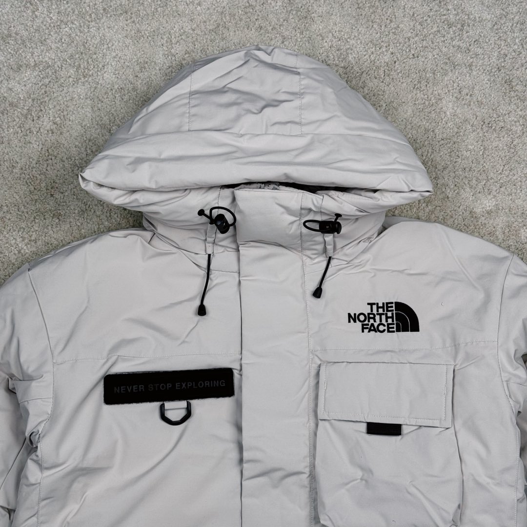 图片[4]-＃暖冬福利 北面THE NORTH FACE POLAR FW22 纯色Logo徽标多口袋抽绳厚款连帽工装羽绒服冬季 男女同款 申敏儿同款 设计理念： 这款是THE NORTH FACE 巅峰之作，高端于任何一款北面羽绒服，也是户外的登山系列，爆炸厚实，一般是在户外极寒天气穿着，基本上可以抵御零下几十度的严寒了，工艺十分复杂，并非单纯一件羽绒服那么简单，保暖程度不输大鹅，今年冬天一定需要这样一件厚实的过冬。 面料+特点： ✅ 内里填充90%正品一致的进口专用鹅绒，轻便，100%市面最高品质。 ✅ 采用经联盟RDS认证的高品质鹅绒填充，轻便不厚重且压缩后的蓬松度恢复性好。（ R·D·S不含任何不必要的动物伤害生产工序，从550蓬到950蓬不等，压缩性和温度重量也是衡量高品质，高填充度鹅线要指标） ✅单件成品1公斤以上，但是没有任何负重感，超级轻便，鹅绒广泛用于滑雪服，防寒服。 ✅原厂高密度户外防水材质，防风耐磨，防撕裂面料。 ✅ 里布380T最高标准，绝不跑绒，透气性极佳 ✅ 原版辅料五金全部原厂定做，100%还原复刻品质！ ✅多功能口袋，方便使用 ✅内里两侧印有保养清洗说明和衣服解释 ✅胸前贴饰有橡胶徽标logo ✅领口部分有防寒绒布，紧贴头颈，舒适又保暖 ✅ 原版辅料五金全部原厂定做，100%还原复刻品质，背部有内置网口袋 ✅ YKK吉田ISO9000品质顶级ZP拉链 工艺： 宽松版型，上身休闲舒适，为冬季户外提供保暖呵护，保暖性出色，穿着轻便不厚重。防潮,不易变形 ，容易清洁打理等特点，工艺成本极高 尺码：XS S M L XL XXL ​-选品中心