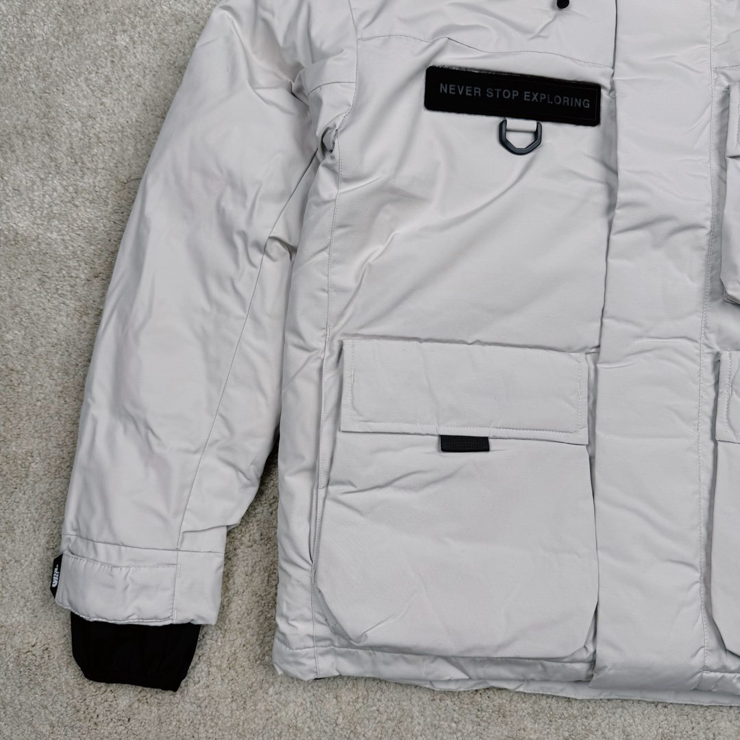 图片[5]-＃暖冬福利 北面THE NORTH FACE POLAR FW22 纯色Logo徽标多口袋抽绳厚款连帽工装羽绒服冬季 男女同款 申敏儿同款 设计理念： 这款是THE NORTH FACE 巅峰之作，高端于任何一款北面羽绒服，也是户外的登山系列，爆炸厚实，一般是在户外极寒天气穿着，基本上可以抵御零下几十度的严寒了，工艺十分复杂，并非单纯一件羽绒服那么简单，保暖程度不输大鹅，今年冬天一定需要这样一件厚实的过冬。 面料+特点： ✅ 内里填充90%正品一致的进口专用鹅绒，轻便，100%市面最高品质。 ✅ 采用经联盟RDS认证的高品质鹅绒填充，轻便不厚重且压缩后的蓬松度恢复性好。（ R·D·S不含任何不必要的动物伤害生产工序，从550蓬到950蓬不等，压缩性和温度重量也是衡量高品质，高填充度鹅线要指标） ✅单件成品1公斤以上，但是没有任何负重感，超级轻便，鹅绒广泛用于滑雪服，防寒服。 ✅原厂高密度户外防水材质，防风耐磨，防撕裂面料。 ✅ 里布380T最高标准，绝不跑绒，透气性极佳 ✅ 原版辅料五金全部原厂定做，100%还原复刻品质！ ✅多功能口袋，方便使用 ✅内里两侧印有保养清洗说明和衣服解释 ✅胸前贴饰有橡胶徽标logo ✅领口部分有防寒绒布，紧贴头颈，舒适又保暖 ✅ 原版辅料五金全部原厂定做，100%还原复刻品质，背部有内置网口袋 ✅ YKK吉田ISO9000品质顶级ZP拉链 工艺： 宽松版型，上身休闲舒适，为冬季户外提供保暖呵护，保暖性出色，穿着轻便不厚重。防潮,不易变形 ，容易清洁打理等特点，工艺成本极高 尺码：XS S M L XL XXL ​-选品中心