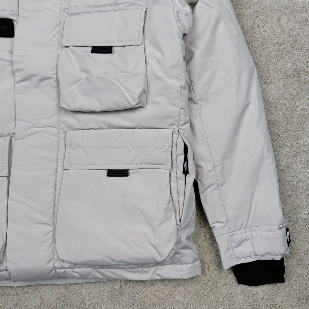 图片[6]-＃暖冬福利 北面THE NORTH FACE POLAR FW22 纯色Logo徽标多口袋抽绳厚款连帽工装羽绒服冬季 男女同款 申敏儿同款 设计理念： 这款是THE NORTH FACE 巅峰之作，高端于任何一款北面羽绒服，也是户外的登山系列，爆炸厚实，一般是在户外极寒天气穿着，基本上可以抵御零下几十度的严寒了，工艺十分复杂，并非单纯一件羽绒服那么简单，保暖程度不输大鹅，今年冬天一定需要这样一件厚实的过冬。 面料+特点： ✅ 内里填充90%正品一致的进口专用鹅绒，轻便，100%市面最高品质。 ✅ 采用经联盟RDS认证的高品质鹅绒填充，轻便不厚重且压缩后的蓬松度恢复性好。（ R·D·S不含任何不必要的动物伤害生产工序，从550蓬到950蓬不等，压缩性和温度重量也是衡量高品质，高填充度鹅线要指标） ✅单件成品1公斤以上，但是没有任何负重感，超级轻便，鹅绒广泛用于滑雪服，防寒服。 ✅原厂高密度户外防水材质，防风耐磨，防撕裂面料。 ✅ 里布380T最高标准，绝不跑绒，透气性极佳 ✅ 原版辅料五金全部原厂定做，100%还原复刻品质！ ✅多功能口袋，方便使用 ✅内里两侧印有保养清洗说明和衣服解释 ✅胸前贴饰有橡胶徽标logo ✅领口部分有防寒绒布，紧贴头颈，舒适又保暖 ✅ 原版辅料五金全部原厂定做，100%还原复刻品质，背部有内置网口袋 ✅ YKK吉田ISO9000品质顶级ZP拉链 工艺： 宽松版型，上身休闲舒适，为冬季户外提供保暖呵护，保暖性出色，穿着轻便不厚重。防潮,不易变形 ，容易清洁打理等特点，工艺成本极高 尺码：XS S M L XL XXL ​-选品中心