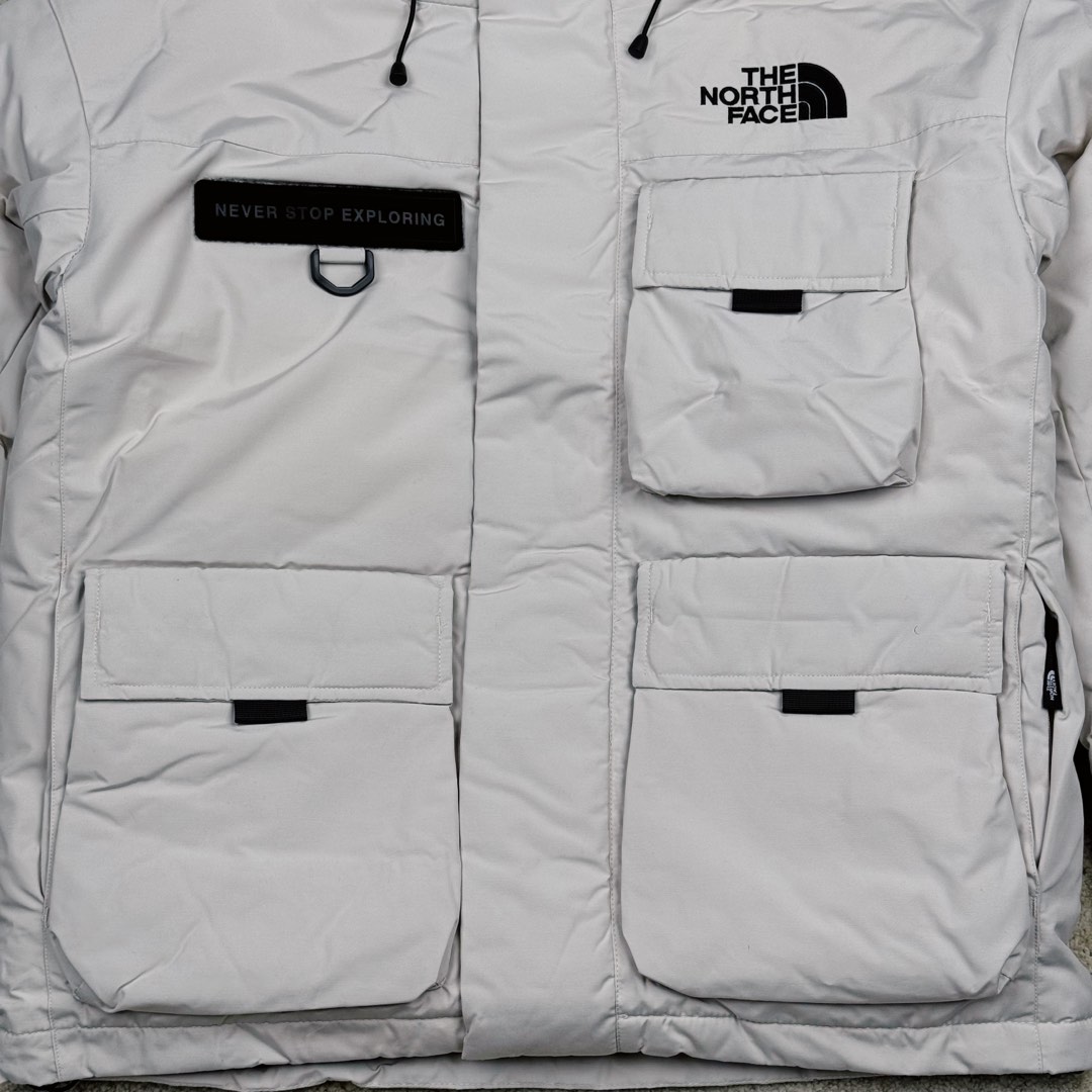 图片[8]-＃暖冬福利 北面THE NORTH FACE POLAR FW22 纯色Logo徽标多口袋抽绳厚款连帽工装羽绒服冬季 男女同款 申敏儿同款 设计理念： 这款是THE NORTH FACE 巅峰之作，高端于任何一款北面羽绒服，也是户外的登山系列，爆炸厚实，一般是在户外极寒天气穿着，基本上可以抵御零下几十度的严寒了，工艺十分复杂，并非单纯一件羽绒服那么简单，保暖程度不输大鹅，今年冬天一定需要这样一件厚实的过冬。 面料+特点： ✅ 内里填充90%正品一致的进口专用鹅绒，轻便，100%市面最高品质。 ✅ 采用经联盟RDS认证的高品质鹅绒填充，轻便不厚重且压缩后的蓬松度恢复性好。（ R·D·S不含任何不必要的动物伤害生产工序，从550蓬到950蓬不等，压缩性和温度重量也是衡量高品质，高填充度鹅线要指标） ✅单件成品1公斤以上，但是没有任何负重感，超级轻便，鹅绒广泛用于滑雪服，防寒服。 ✅原厂高密度户外防水材质，防风耐磨，防撕裂面料。 ✅ 里布380T最高标准，绝不跑绒，透气性极佳 ✅ 原版辅料五金全部原厂定做，100%还原复刻品质！ ✅多功能口袋，方便使用 ✅内里两侧印有保养清洗说明和衣服解释 ✅胸前贴饰有橡胶徽标logo ✅领口部分有防寒绒布，紧贴头颈，舒适又保暖 ✅ 原版辅料五金全部原厂定做，100%还原复刻品质，背部有内置网口袋 ✅ YKK吉田ISO9000品质顶级ZP拉链 工艺： 宽松版型，上身休闲舒适，为冬季户外提供保暖呵护，保暖性出色，穿着轻便不厚重。防潮,不易变形 ，容易清洁打理等特点，工艺成本极高 尺码：XS S M L XL XXL ​-选品中心