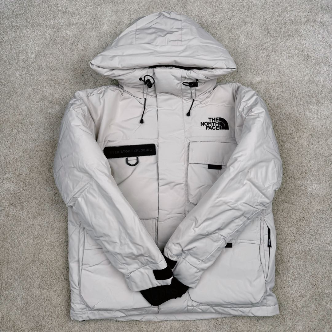 图片[2]-＃暖冬福利 北面THE NORTH FACE POLAR FW22 纯色Logo徽标多口袋抽绳厚款连帽工装羽绒服冬季 男女同款 申敏儿同款 设计理念： 这款是THE NORTH FACE 巅峰之作，高端于任何一款北面羽绒服，也是户外的登山系列，爆炸厚实，一般是在户外极寒天气穿着，基本上可以抵御零下几十度的严寒了，工艺十分复杂，并非单纯一件羽绒服那么简单，保暖程度不输大鹅，今年冬天一定需要这样一件厚实的过冬。 面料+特点： ✅ 内里填充90%正品一致的进口专用鹅绒，轻便，100%市面最高品质。 ✅ 采用经联盟RDS认证的高品质鹅绒填充，轻便不厚重且压缩后的蓬松度恢复性好。（ R·D·S不含任何不必要的动物伤害生产工序，从550蓬到950蓬不等，压缩性和温度重量也是衡量高品质，高填充度鹅线要指标） ✅单件成品1公斤以上，但是没有任何负重感，超级轻便，鹅绒广泛用于滑雪服，防寒服。 ✅原厂高密度户外防水材质，防风耐磨，防撕裂面料。 ✅ 里布380T最高标准，绝不跑绒，透气性极佳 ✅ 原版辅料五金全部原厂定做，100%还原复刻品质！ ✅多功能口袋，方便使用 ✅内里两侧印有保养清洗说明和衣服解释 ✅胸前贴饰有橡胶徽标logo ✅领口部分有防寒绒布，紧贴头颈，舒适又保暖 ✅ 原版辅料五金全部原厂定做，100%还原复刻品质，背部有内置网口袋 ✅ YKK吉田ISO9000品质顶级ZP拉链 工艺： 宽松版型，上身休闲舒适，为冬季户外提供保暖呵护，保暖性出色，穿着轻便不厚重。防潮,不易变形 ，容易清洁打理等特点，工艺成本极高 尺码：XS S M L XL XXL ​-选品中心