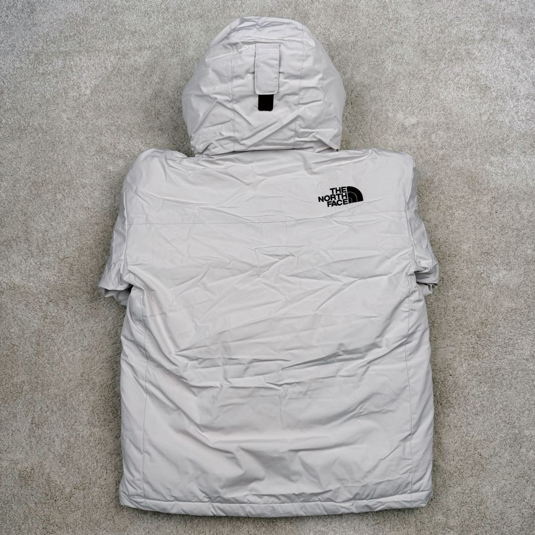 图片[3]-＃暖冬福利 北面THE NORTH FACE POLAR FW22 纯色Logo徽标多口袋抽绳厚款连帽工装羽绒服冬季 男女同款 申敏儿同款 设计理念： 这款是THE NORTH FACE 巅峰之作，高端于任何一款北面羽绒服，也是户外的登山系列，爆炸厚实，一般是在户外极寒天气穿着，基本上可以抵御零下几十度的严寒了，工艺十分复杂，并非单纯一件羽绒服那么简单，保暖程度不输大鹅，今年冬天一定需要这样一件厚实的过冬。 面料+特点： ✅ 内里填充90%正品一致的进口专用鹅绒，轻便，100%市面最高品质。 ✅ 采用经联盟RDS认证的高品质鹅绒填充，轻便不厚重且压缩后的蓬松度恢复性好。（ R·D·S不含任何不必要的动物伤害生产工序，从550蓬到950蓬不等，压缩性和温度重量也是衡量高品质，高填充度鹅线要指标） ✅单件成品1公斤以上，但是没有任何负重感，超级轻便，鹅绒广泛用于滑雪服，防寒服。 ✅原厂高密度户外防水材质，防风耐磨，防撕裂面料。 ✅ 里布380T最高标准，绝不跑绒，透气性极佳 ✅ 原版辅料五金全部原厂定做，100%还原复刻品质！ ✅多功能口袋，方便使用 ✅内里两侧印有保养清洗说明和衣服解释 ✅胸前贴饰有橡胶徽标logo ✅领口部分有防寒绒布，紧贴头颈，舒适又保暖 ✅ 原版辅料五金全部原厂定做，100%还原复刻品质，背部有内置网口袋 ✅ YKK吉田ISO9000品质顶级ZP拉链 工艺： 宽松版型，上身休闲舒适，为冬季户外提供保暖呵护，保暖性出色，穿着轻便不厚重。防潮,不易变形 ，容易清洁打理等特点，工艺成本极高 尺码：XS S M L XL XXL ​-选品中心