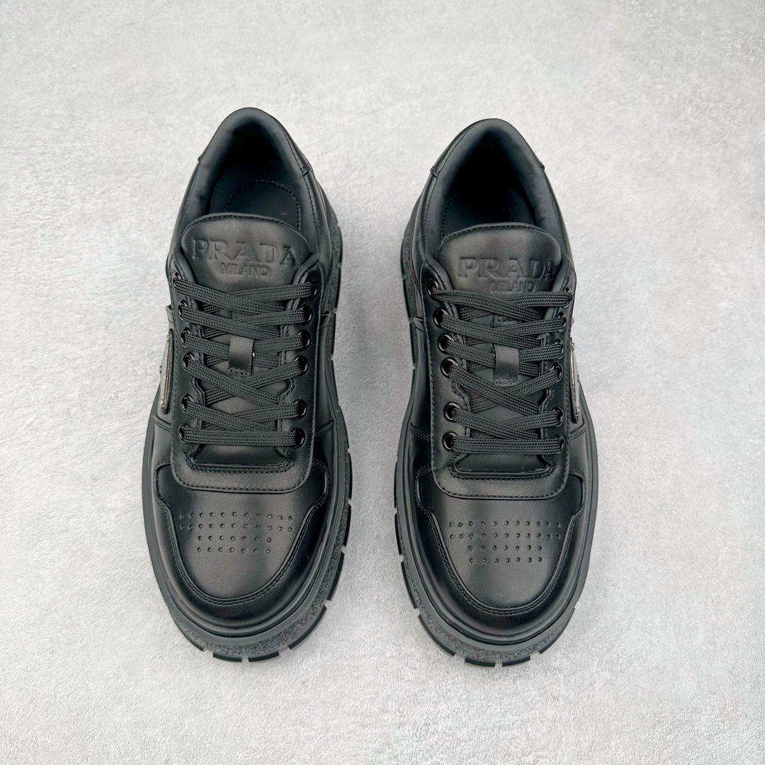 图片[2]-＃GD广顶 Prada普拉达 2024ss 全牛皮打造 属于奢侈品鞋型 全鞋打版开发 鞋底单独开模订制 鞋垫部分区别常规板鞋款式 采用针车走线双层拼接 五金三角唛单独订制 打底皮革定位裁剪 确保同步原版细节 整体鞋型外观还原度高达98%以上 熟悉我的都知道 板鞋打版必开模 在鞋型外观方面可以确保0误差 裁片衔接部分 以及三角唛徽标 统一定位细节处理 无瑕疵可言 尺码：38-45-选品中心