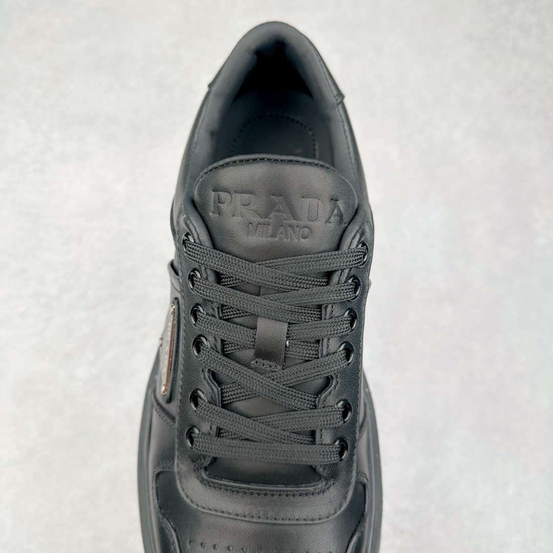 图片[5]-＃GD广顶 Prada普拉达 2024ss 全牛皮打造 属于奢侈品鞋型 全鞋打版开发 鞋底单独开模订制 鞋垫部分区别常规板鞋款式 采用针车走线双层拼接 五金三角唛单独订制 打底皮革定位裁剪 确保同步原版细节 整体鞋型外观还原度高达98%以上 熟悉我的都知道 板鞋打版必开模 在鞋型外观方面可以确保0误差 裁片衔接部分 以及三角唛徽标 统一定位细节处理 无瑕疵可言 尺码：38-45-选品中心