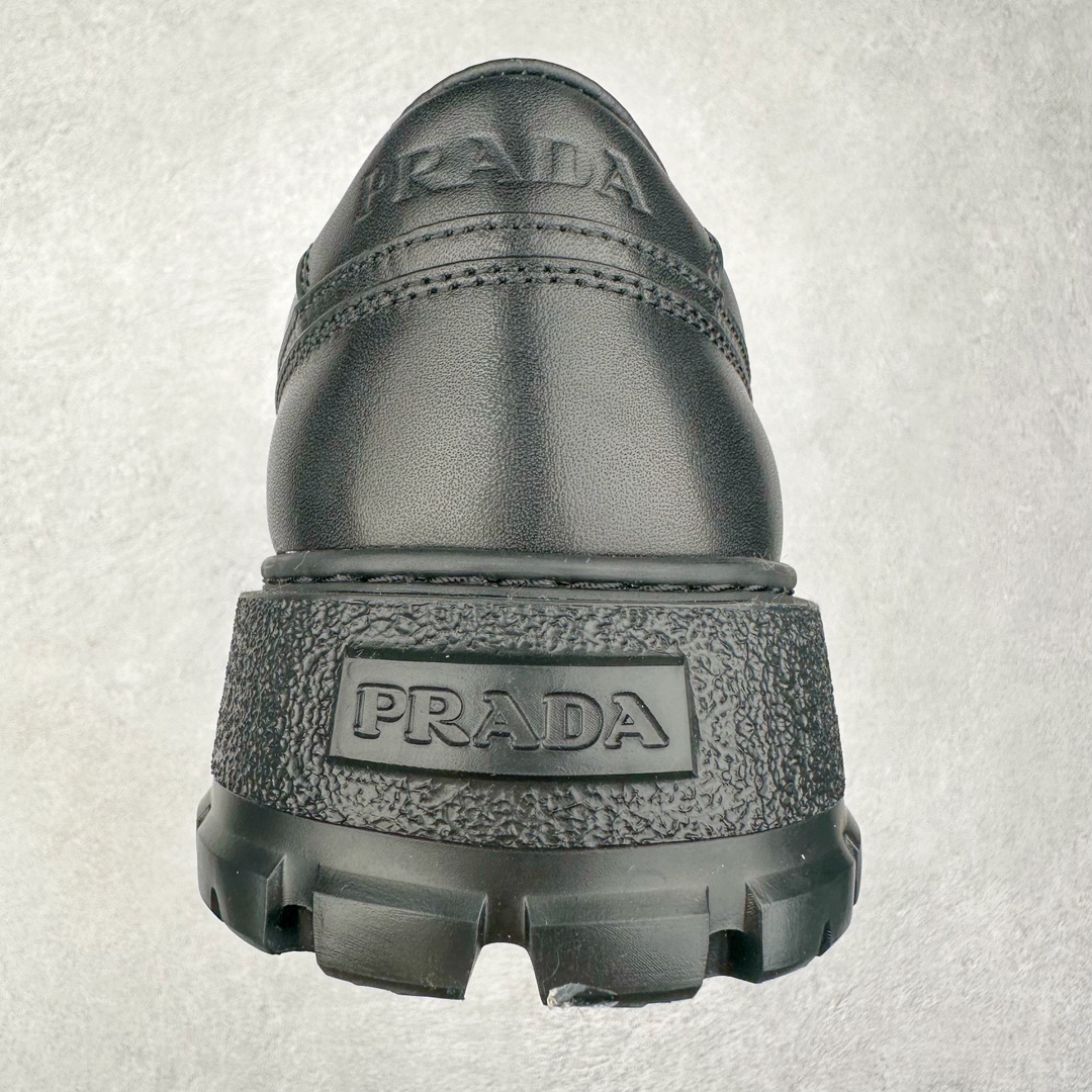 图片[8]-＃GD广顶 Prada普拉达 2024ss 全牛皮打造 属于奢侈品鞋型 全鞋打版开发 鞋底单独开模订制 鞋垫部分区别常规板鞋款式 采用针车走线双层拼接 五金三角唛单独订制 打底皮革定位裁剪 确保同步原版细节 整体鞋型外观还原度高达98%以上 熟悉我的都知道 板鞋打版必开模 在鞋型外观方面可以确保0误差 裁片衔接部分 以及三角唛徽标 统一定位细节处理 无瑕疵可言 尺码：38-45-选品中心