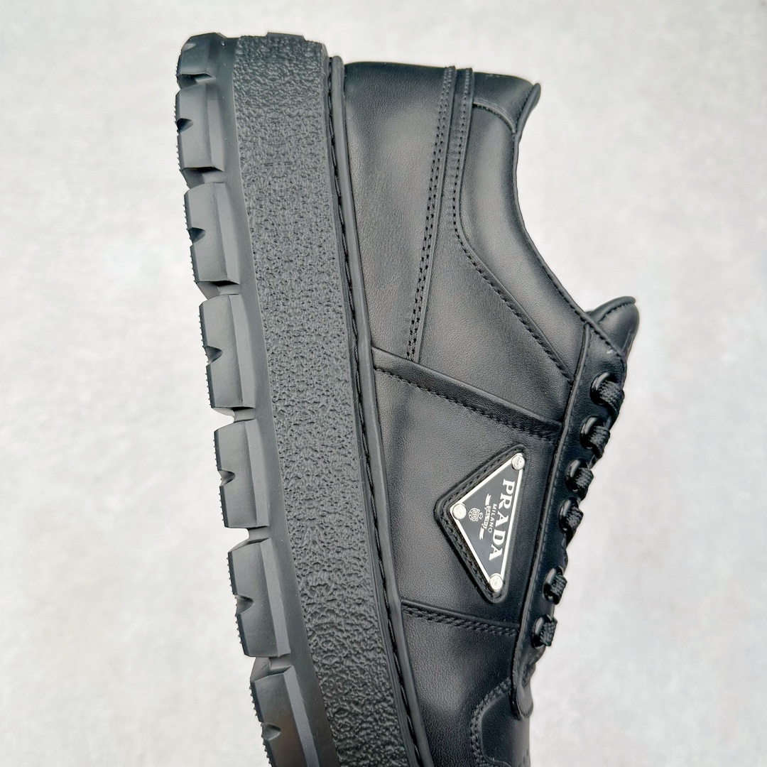 图片[6]-＃GD广顶 Prada普拉达 2024ss 全牛皮打造 属于奢侈品鞋型 全鞋打版开发 鞋底单独开模订制 鞋垫部分区别常规板鞋款式 采用针车走线双层拼接 五金三角唛单独订制 打底皮革定位裁剪 确保同步原版细节 整体鞋型外观还原度高达98%以上 熟悉我的都知道 板鞋打版必开模 在鞋型外观方面可以确保0误差 裁片衔接部分 以及三角唛徽标 统一定位细节处理 无瑕疵可言 尺码：38-45-选品中心