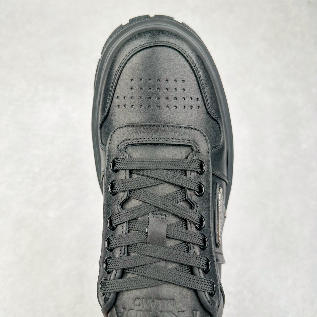 图片[4]-＃GD广顶 Prada普拉达 2024ss 全牛皮打造 属于奢侈品鞋型 全鞋打版开发 鞋底单独开模订制 鞋垫部分区别常规板鞋款式 采用针车走线双层拼接 五金三角唛单独订制 打底皮革定位裁剪 确保同步原版细节 整体鞋型外观还原度高达98%以上 熟悉我的都知道 板鞋打版必开模 在鞋型外观方面可以确保0误差 裁片衔接部分 以及三角唛徽标 统一定位细节处理 无瑕疵可言 尺码：38-45-选品中心