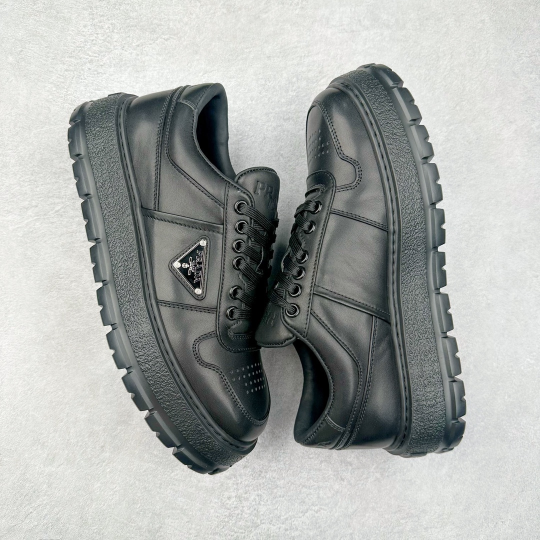 图片[3]-＃GD广顶 Prada普拉达 2024ss 全牛皮打造 属于奢侈品鞋型 全鞋打版开发 鞋底单独开模订制 鞋垫部分区别常规板鞋款式 采用针车走线双层拼接 五金三角唛单独订制 打底皮革定位裁剪 确保同步原版细节 整体鞋型外观还原度高达98%以上 熟悉我的都知道 板鞋打版必开模 在鞋型外观方面可以确保0误差 裁片衔接部分 以及三角唛徽标 统一定位细节处理 无瑕疵可言 尺码：38-45-选品中心