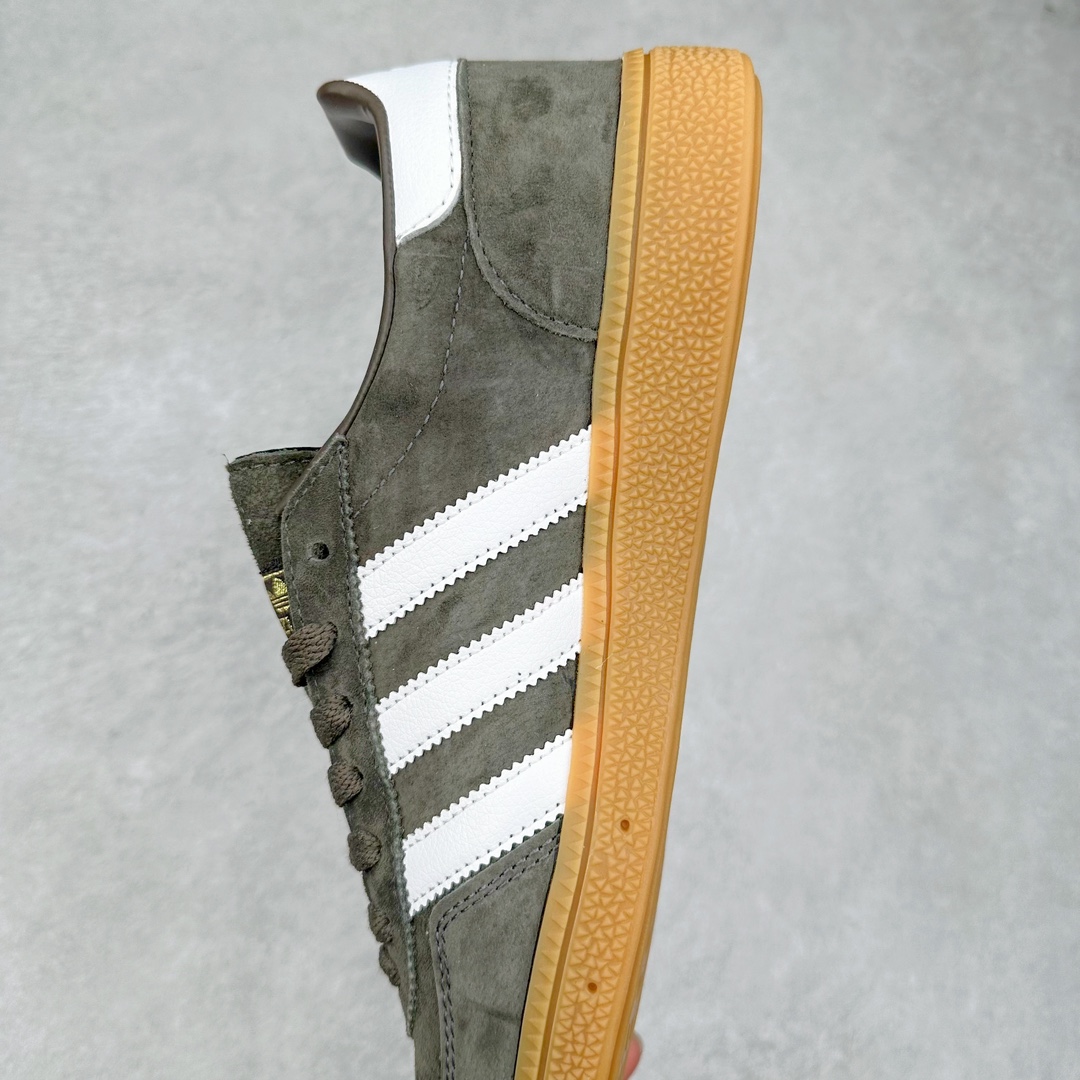 图片[7]-AD Originals Handball SPZL 手球运动员系列百搭休闲运动板鞋 IE5307 这款来自阿迪达斯的这款HANDBALL SPZL前身是一双手球运动鞋，这一次拿来复刻，所以鞋面的主要色彩选用了黑色， 鞋面外侧除了Spezial字母之外还有三叶草标志。Handball SPZL作为复古手球训练鞋与作为室内足球鞋的Samba有着异曲同工之处，但是质感更为出众的鞋身以及丰富的配色选择比起Samba来讲可以说是更胜一筹了！尺码：36 36⅔ 37⅓ 38 38⅔ 39⅓ 40 40⅔ 41⅓ 42 42⅔ 43⅓ 44 45-选品中心