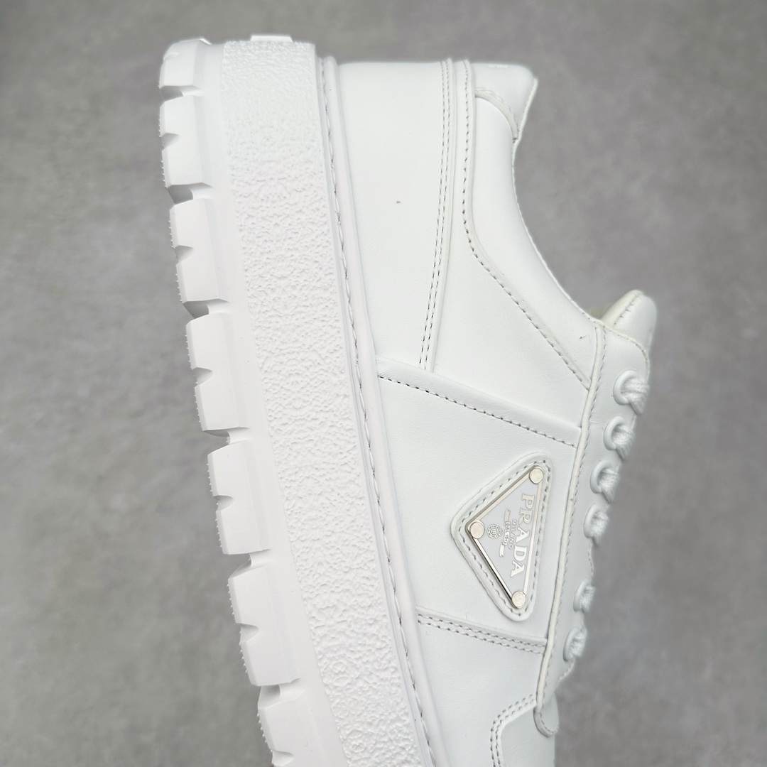 图片[6]-＃GD广顶 Prada普拉达 2024ss 全牛皮打造 属于奢侈品鞋型 全鞋打版开发 鞋底单独开模订制 鞋垫部分区别常规板鞋款式 采用针车走线双层拼接 五金三角唛单独订制 打底皮革定位裁剪 确保同步原版细节 整体鞋型外观还原度高达98%以上 熟悉我的都知道 板鞋打版必开模 在鞋型外观方面可以确保0误差 裁片衔接部分 以及三角唛徽标 统一定位细节处理 无瑕疵可言 尺码：38-45-选品中心