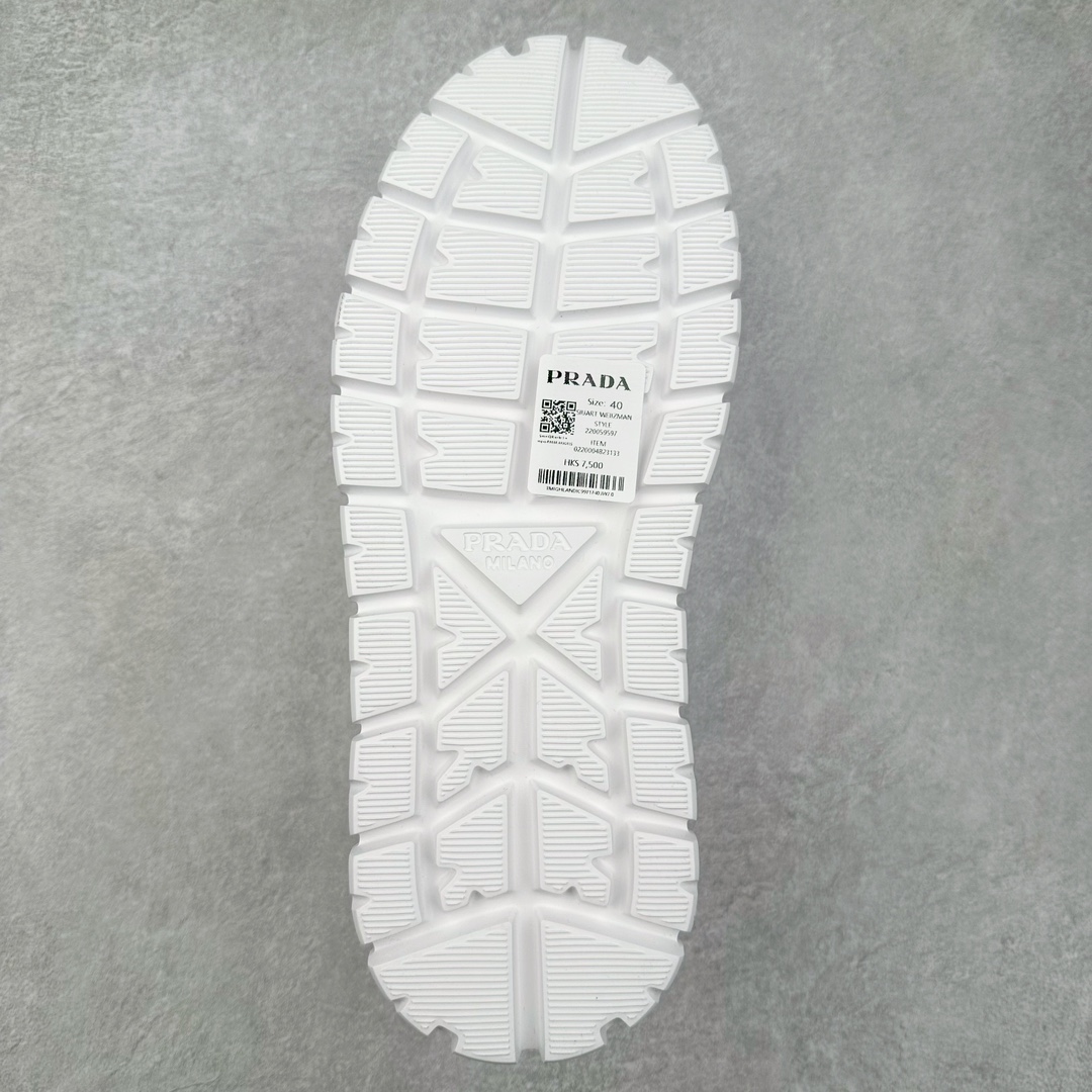 图片[9]-＃GD广顶 Prada普拉达 2024ss 全牛皮打造 属于奢侈品鞋型 全鞋打版开发 鞋底单独开模订制 鞋垫部分区别常规板鞋款式 采用针车走线双层拼接 五金三角唛单独订制 打底皮革定位裁剪 确保同步原版细节 整体鞋型外观还原度高达98%以上 熟悉我的都知道 板鞋打版必开模 在鞋型外观方面可以确保0误差 裁片衔接部分 以及三角唛徽标 统一定位细节处理 无瑕疵可言 尺码：38-45-选品中心