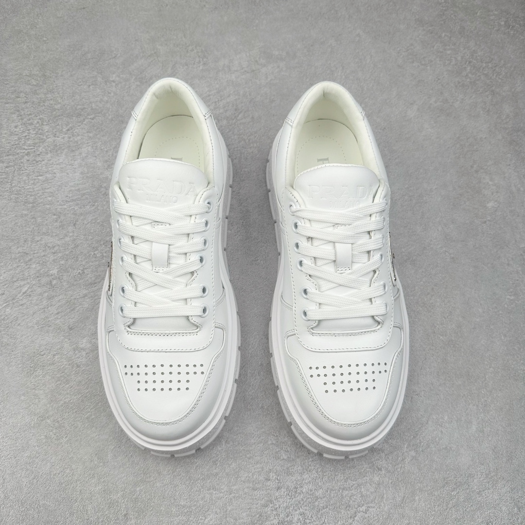 图片[2]-＃GD广顶 Prada普拉达 2024ss 全牛皮打造 属于奢侈品鞋型 全鞋打版开发 鞋底单独开模订制 鞋垫部分区别常规板鞋款式 采用针车走线双层拼接 五金三角唛单独订制 打底皮革定位裁剪 确保同步原版细节 整体鞋型外观还原度高达98%以上 熟悉我的都知道 板鞋打版必开模 在鞋型外观方面可以确保0误差 裁片衔接部分 以及三角唛徽标 统一定位细节处理 无瑕疵可言 尺码：38-45-选品中心