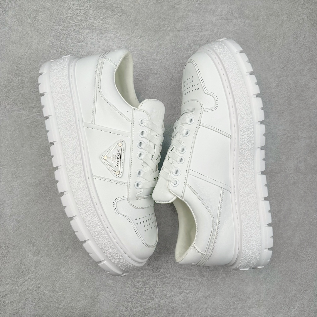 图片[3]-＃GD广顶 Prada普拉达 2024ss 全牛皮打造 属于奢侈品鞋型 全鞋打版开发 鞋底单独开模订制 鞋垫部分区别常规板鞋款式 采用针车走线双层拼接 五金三角唛单独订制 打底皮革定位裁剪 确保同步原版细节 整体鞋型外观还原度高达98%以上 熟悉我的都知道 板鞋打版必开模 在鞋型外观方面可以确保0误差 裁片衔接部分 以及三角唛徽标 统一定位细节处理 无瑕疵可言 尺码：38-45-选品中心