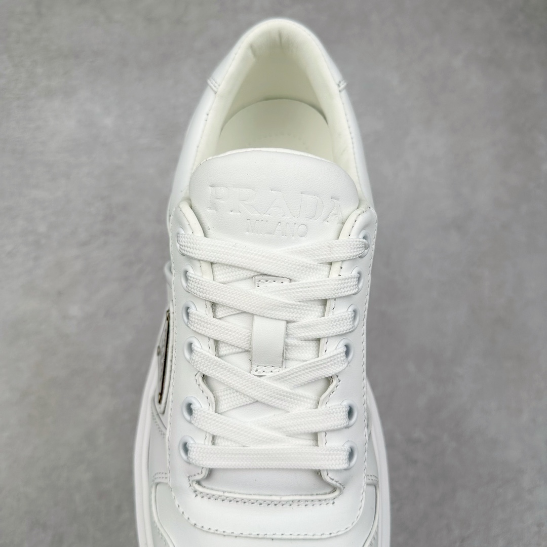 图片[5]-＃GD广顶 Prada普拉达 2024ss 全牛皮打造 属于奢侈品鞋型 全鞋打版开发 鞋底单独开模订制 鞋垫部分区别常规板鞋款式 采用针车走线双层拼接 五金三角唛单独订制 打底皮革定位裁剪 确保同步原版细节 整体鞋型外观还原度高达98%以上 熟悉我的都知道 板鞋打版必开模 在鞋型外观方面可以确保0误差 裁片衔接部分 以及三角唛徽标 统一定位细节处理 无瑕疵可言 尺码：38-45-选品中心