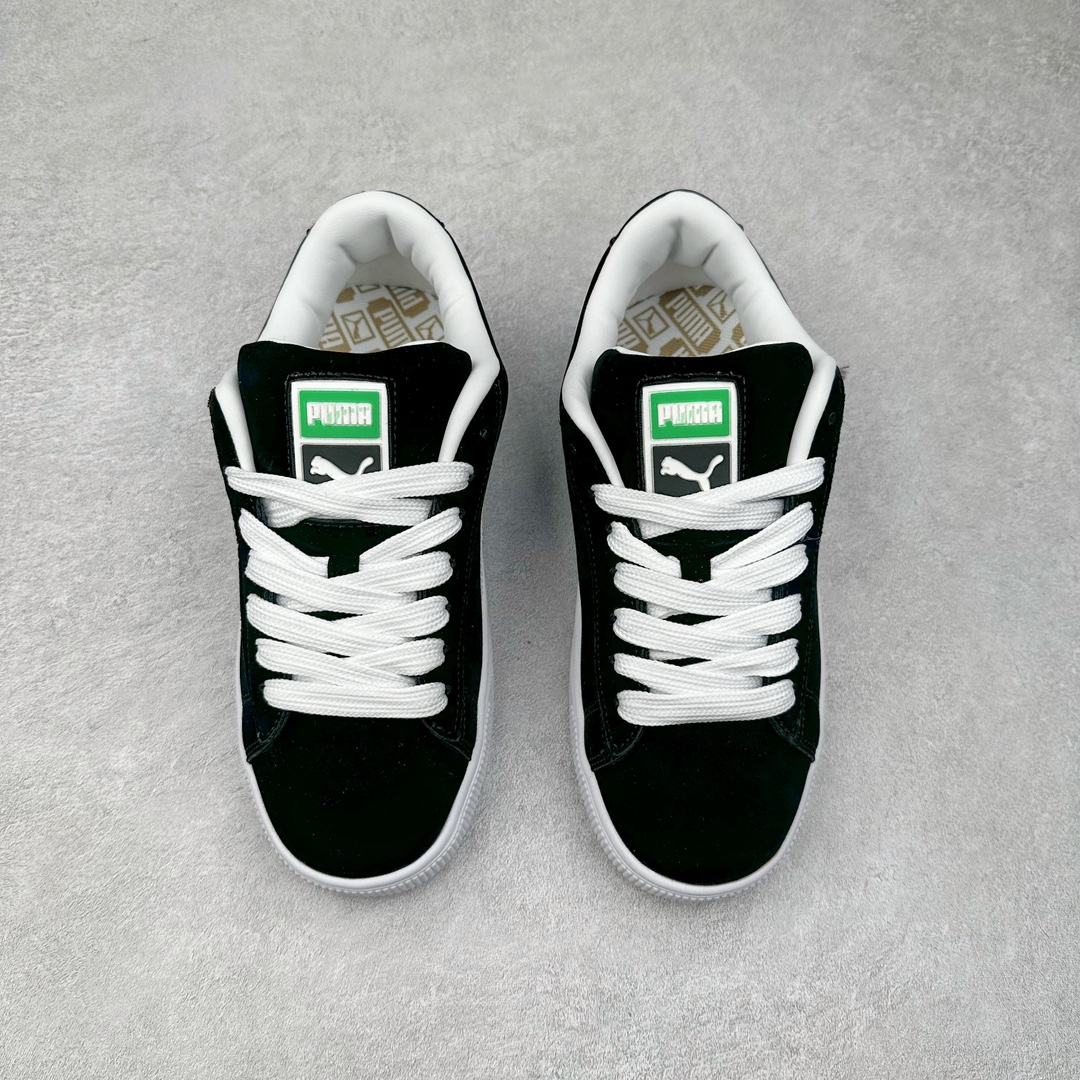 图片[2]-＃特价福利 PUMA SUEDE XL 彪马新款面包鞋男女同款复古休闲板鞋 鞋身通体采用细腻的麂皮材质 厚实柔软 质感出众 鞋侧保留PUMA标志性跑道图案 侧面与后跟点缀金属色PUMA LOGO 兼具辨识度与细节感 加厚鞋垫、饱满鞋舌 搭配加宽扁形鞋带 使得穿着感更加贴合与舒适 值得一提的是 本季SUEDE XL鞋款以黑色、红色及蓝色最为瞩目 经典黑的配色 在低调之余可轻松驾驭任何潮流风格造型 而高饱和度的配色 则是当之无愧的早春出街利器。货号： 395205 尺码：36 37 37.5 38 38.5 39 40 40.5 41 42 42.5 43 44 45-选品中心