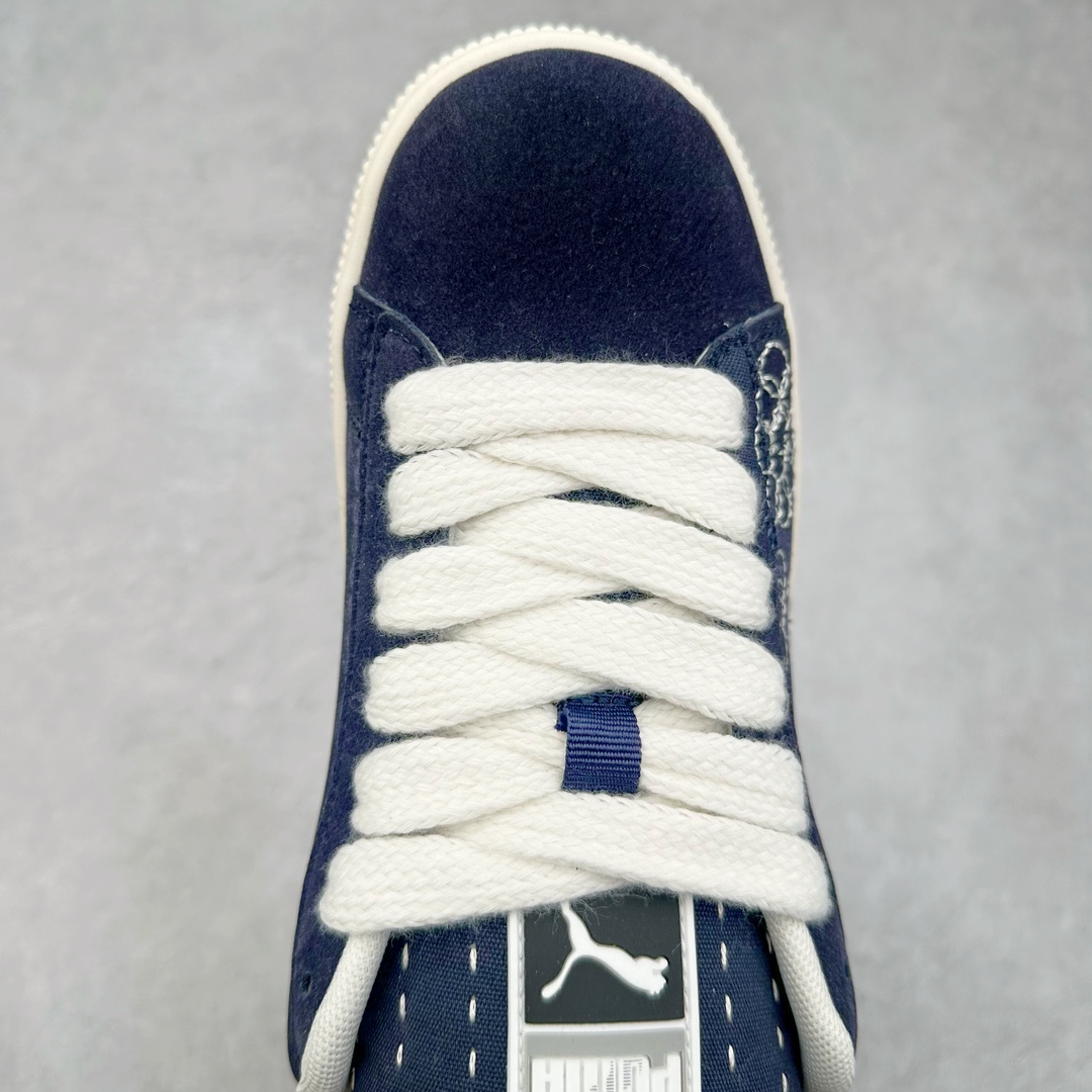 图片[4]-＃特价福利 PUMA SUEDE XL 彪马新款面包鞋男女同款复古休闲板鞋 鞋身通体采用细腻的麂皮材质 厚实柔软 质感出众 鞋侧保留PUMA标志性跑道图案 侧面与后跟点缀金属色PUMA LOGO 兼具辨识度与细节感 加厚鞋垫、饱满鞋舌 搭配加宽扁形鞋带 使得穿着感更加贴合与舒适 值得一提的是 本季SUEDE XL鞋款以黑色、红色及蓝色最为瞩目 经典黑的配色 在低调之余可轻松驾驭任何潮流风格造型 而高饱和度的配色 则是当之无愧的早春出街利器。货号： 395205 尺码：36 37 37.5 38 38.5 39 40 40.5 41 42 42.5 43 44 45-选品中心