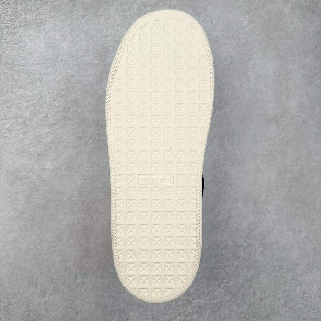 图片[9]-＃特价福利 PUMA SUEDE XL 彪马新款面包鞋男女同款复古休闲板鞋 鞋身通体采用细腻的麂皮材质 厚实柔软 质感出众 鞋侧保留PUMA标志性跑道图案 侧面与后跟点缀金属色PUMA LOGO 兼具辨识度与细节感 加厚鞋垫、饱满鞋舌 搭配加宽扁形鞋带 使得穿着感更加贴合与舒适 值得一提的是 本季SUEDE XL鞋款以黑色、红色及蓝色最为瞩目 经典黑的配色 在低调之余可轻松驾驭任何潮流风格造型 而高饱和度的配色 则是当之无愧的早春出街利器。货号： 395205 尺码：36 37 37.5 38 38.5 39 40 40.5 41 42 42.5 43 44 45-选品中心