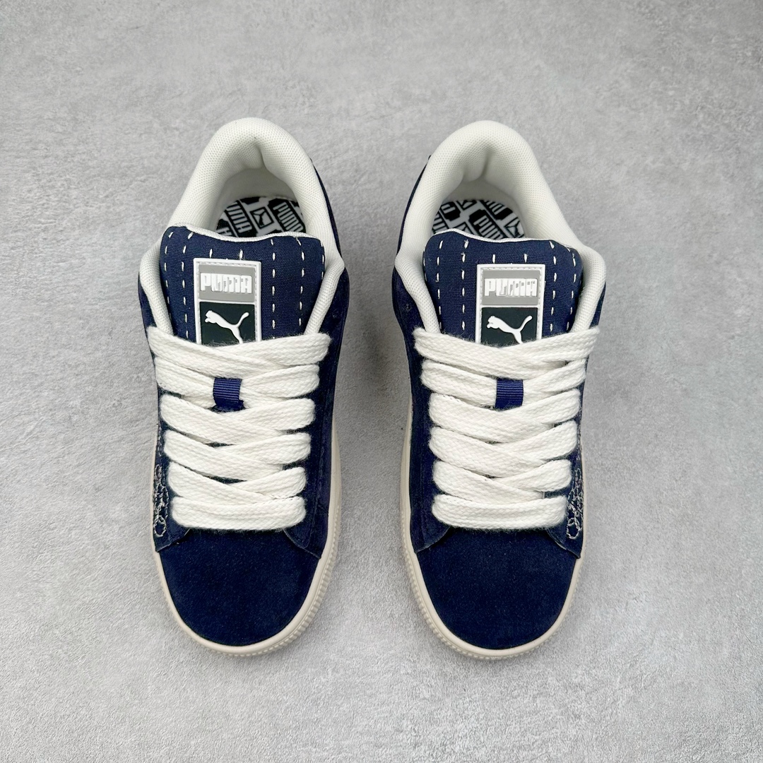 图片[2]-＃特价福利 PUMA SUEDE XL 彪马新款面包鞋男女同款复古休闲板鞋 鞋身通体采用细腻的麂皮材质 厚实柔软 质感出众 鞋侧保留PUMA标志性跑道图案 侧面与后跟点缀金属色PUMA LOGO 兼具辨识度与细节感 加厚鞋垫、饱满鞋舌 搭配加宽扁形鞋带 使得穿着感更加贴合与舒适 值得一提的是 本季SUEDE XL鞋款以黑色、红色及蓝色最为瞩目 经典黑的配色 在低调之余可轻松驾驭任何潮流风格造型 而高饱和度的配色 则是当之无愧的早春出街利器。货号： 395205 尺码：36 37 37.5 38 38.5 39 40 40.5 41 42 42.5 43 44 45-选品中心