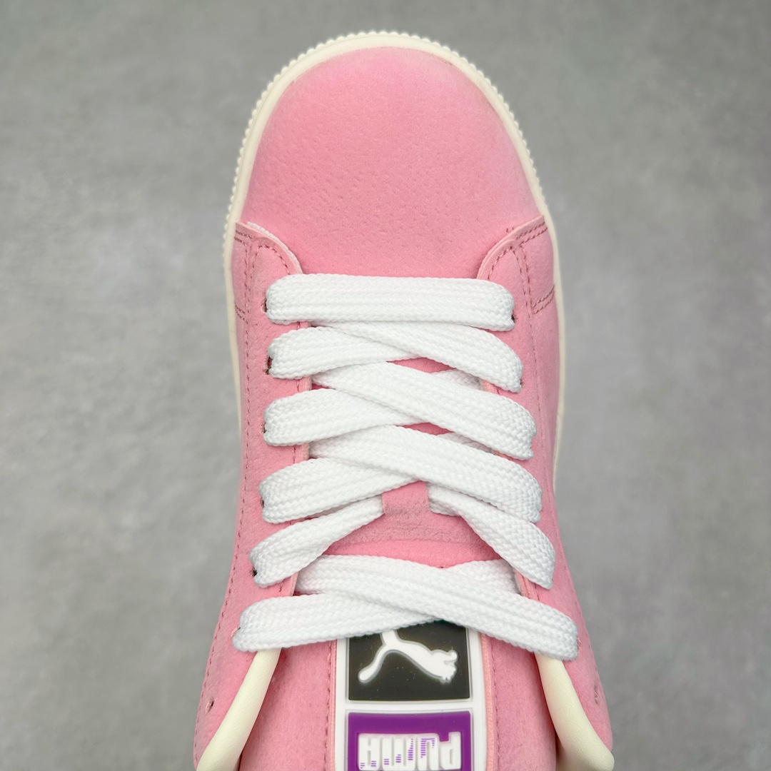 图片[4]-＃特价福利 PUMA SUEDE XL 彪马新款面包鞋男女同款复古休闲板鞋 鞋身通体采用细腻的麂皮材质 厚实柔软 质感出众 鞋侧保留PUMA标志性跑道图案 侧面与后跟点缀金属色PUMA LOGO 兼具辨识度与细节感 加厚鞋垫、饱满鞋舌 搭配加宽扁形鞋带 使得穿着感更加贴合与舒适 值得一提的是 本季SUEDE XL鞋款以黑色、红色及蓝色最为瞩目 经典黑的配色 在低调之余可轻松驾驭任何潮流风格造型 而高饱和度的配色 则是当之无愧的早春出街利器。货号： 395205 尺码：36 37 37.5 38 38.5 39 40 40.5 41 42 42.5 43 44 45-选品中心