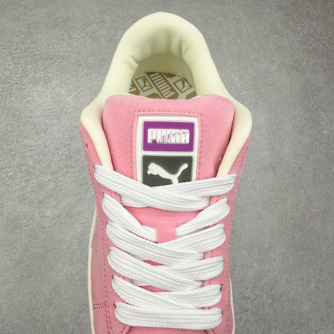 图片[5]-＃特价福利 PUMA SUEDE XL 彪马新款面包鞋男女同款复古休闲板鞋 鞋身通体采用细腻的麂皮材质 厚实柔软 质感出众 鞋侧保留PUMA标志性跑道图案 侧面与后跟点缀金属色PUMA LOGO 兼具辨识度与细节感 加厚鞋垫、饱满鞋舌 搭配加宽扁形鞋带 使得穿着感更加贴合与舒适 值得一提的是 本季SUEDE XL鞋款以黑色、红色及蓝色最为瞩目 经典黑的配色 在低调之余可轻松驾驭任何潮流风格造型 而高饱和度的配色 则是当之无愧的早春出街利器。货号： 395205 尺码：36 37 37.5 38 38.5 39 40 40.5 41 42 42.5 43 44 45-选品中心