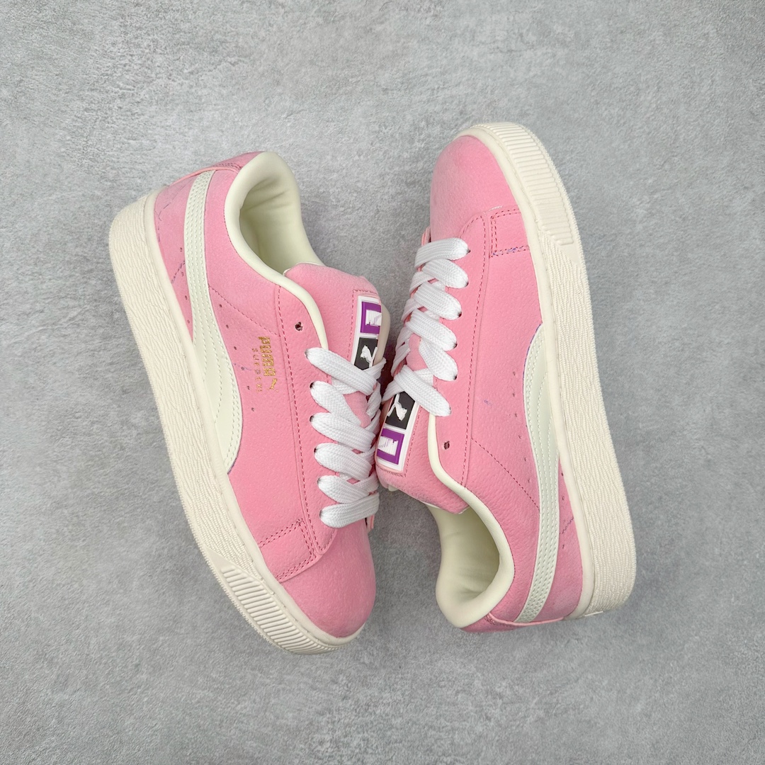 图片[3]-＃特价福利 PUMA SUEDE XL 彪马新款面包鞋男女同款复古休闲板鞋 鞋身通体采用细腻的麂皮材质 厚实柔软 质感出众 鞋侧保留PUMA标志性跑道图案 侧面与后跟点缀金属色PUMA LOGO 兼具辨识度与细节感 加厚鞋垫、饱满鞋舌 搭配加宽扁形鞋带 使得穿着感更加贴合与舒适 值得一提的是 本季SUEDE XL鞋款以黑色、红色及蓝色最为瞩目 经典黑的配色 在低调之余可轻松驾驭任何潮流风格造型 而高饱和度的配色 则是当之无愧的早春出街利器。货号： 395205 尺码：36 37 37.5 38 38.5 39 40 40.5 41 42 42.5 43 44 45-选品中心