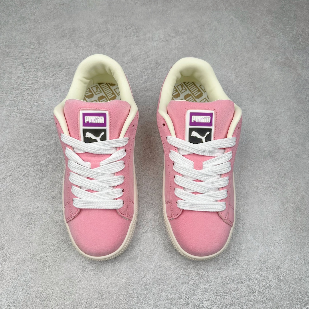 图片[2]-＃特价福利 PUMA SUEDE XL 彪马新款面包鞋男女同款复古休闲板鞋 鞋身通体采用细腻的麂皮材质 厚实柔软 质感出众 鞋侧保留PUMA标志性跑道图案 侧面与后跟点缀金属色PUMA LOGO 兼具辨识度与细节感 加厚鞋垫、饱满鞋舌 搭配加宽扁形鞋带 使得穿着感更加贴合与舒适 值得一提的是 本季SUEDE XL鞋款以黑色、红色及蓝色最为瞩目 经典黑的配色 在低调之余可轻松驾驭任何潮流风格造型 而高饱和度的配色 则是当之无愧的早春出街利器。货号： 395205 尺码：36 37 37.5 38 38.5 39 40 40.5 41 42 42.5 43 44 45-选品中心