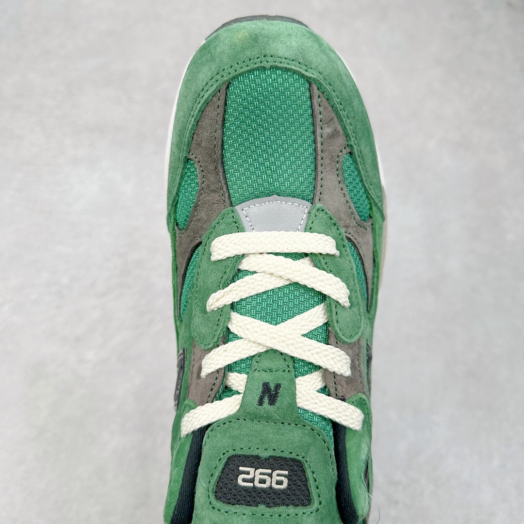 图片[4]-＃K版纯原 JJJJound x New Balance M992JJ 新百伦NB992 联名总统复古慢跑鞋 绿色 整双鞋在构色上使用多种不同饱和度的色彩拼接设计 再搭配上白色中底 丰富全鞋色彩层次材质方面 设计师在不同色彩区域 同样采用拼接方式将翻毛皮、麂皮、网眼等面料相结合 营造出高规格的质感的同时 也带来多层次视觉体验 细节方面 首先映入眼帘的便是鞋舌上醒目的 New Balance 992 标识 彰显鞋型款式 其次 在双脚外侧还再度出现 N 字 Logo 以及 992 型号 对其品牌身份以及型号加以强调 尺码：36 37 37.5 38 38.5 39 40 40.5 41.5 42 42.5 43 44 44.5 45-选品中心