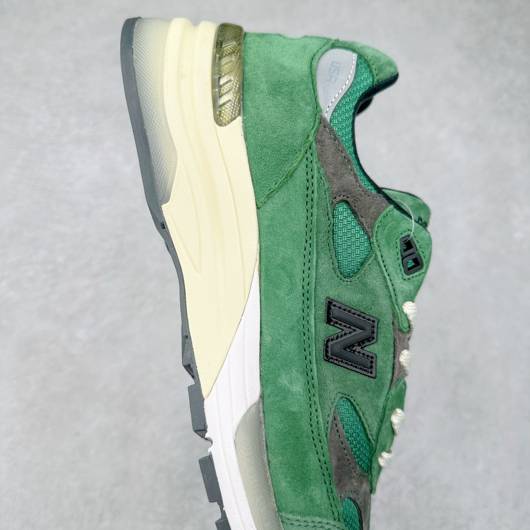 图片[6]-＃K版纯原 JJJJound x New Balance M992JJ 新百伦NB992 联名总统复古慢跑鞋 绿色 整双鞋在构色上使用多种不同饱和度的色彩拼接设计 再搭配上白色中底 丰富全鞋色彩层次材质方面 设计师在不同色彩区域 同样采用拼接方式将翻毛皮、麂皮、网眼等面料相结合 营造出高规格的质感的同时 也带来多层次视觉体验 细节方面 首先映入眼帘的便是鞋舌上醒目的 New Balance 992 标识 彰显鞋型款式 其次 在双脚外侧还再度出现 N 字 Logo 以及 992 型号 对其品牌身份以及型号加以强调 尺码：36 37 37.5 38 38.5 39 40 40.5 41.5 42 42.5 43 44 44.5 45-选品中心