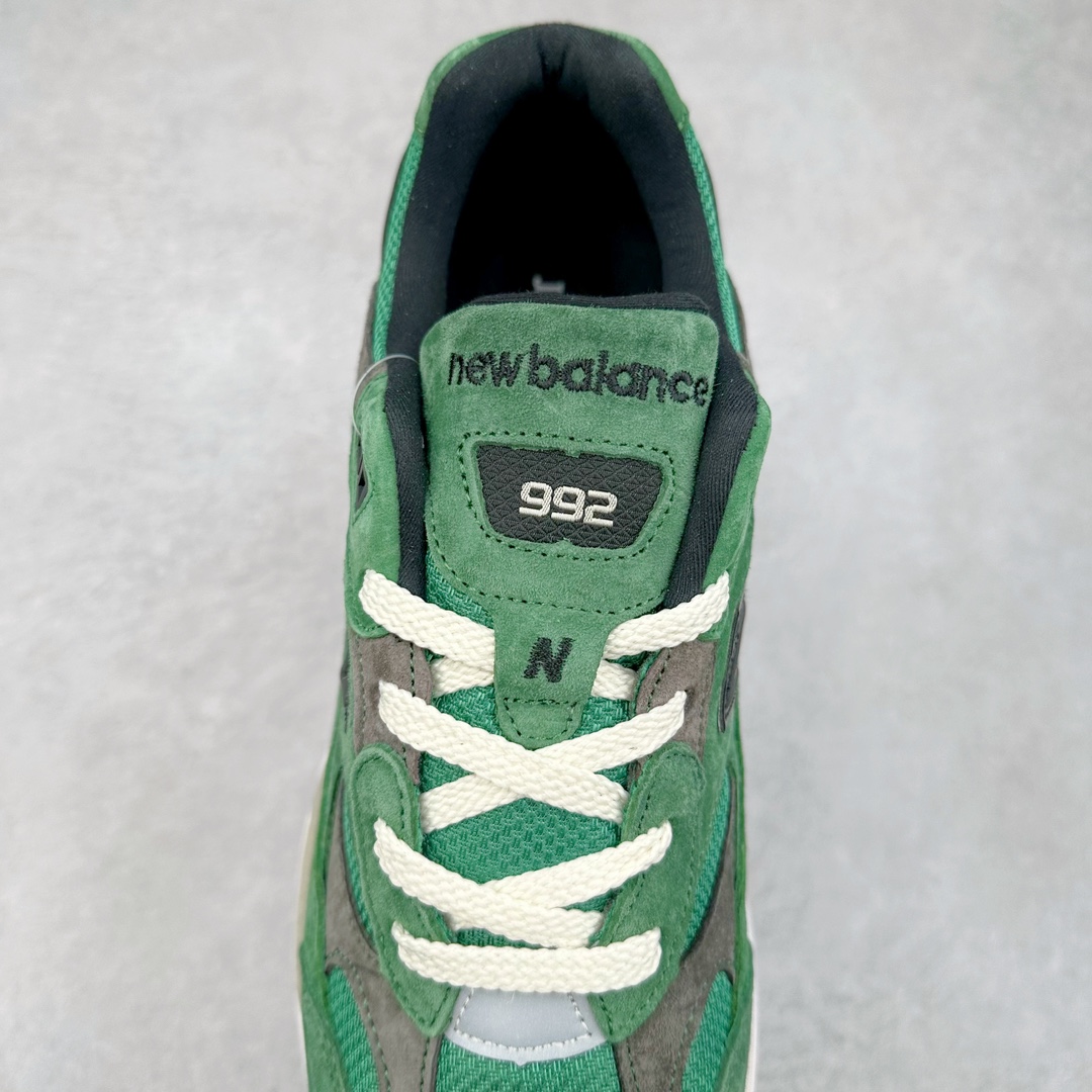 图片[5]-＃K版纯原 JJJJound x New Balance M992JJ 新百伦NB992 联名总统复古慢跑鞋 绿色 整双鞋在构色上使用多种不同饱和度的色彩拼接设计 再搭配上白色中底 丰富全鞋色彩层次材质方面 设计师在不同色彩区域 同样采用拼接方式将翻毛皮、麂皮、网眼等面料相结合 营造出高规格的质感的同时 也带来多层次视觉体验 细节方面 首先映入眼帘的便是鞋舌上醒目的 New Balance 992 标识 彰显鞋型款式 其次 在双脚外侧还再度出现 N 字 Logo 以及 992 型号 对其品牌身份以及型号加以强调 尺码：36 37 37.5 38 38.5 39 40 40.5 41.5 42 42.5 43 44 44.5 45-选品中心