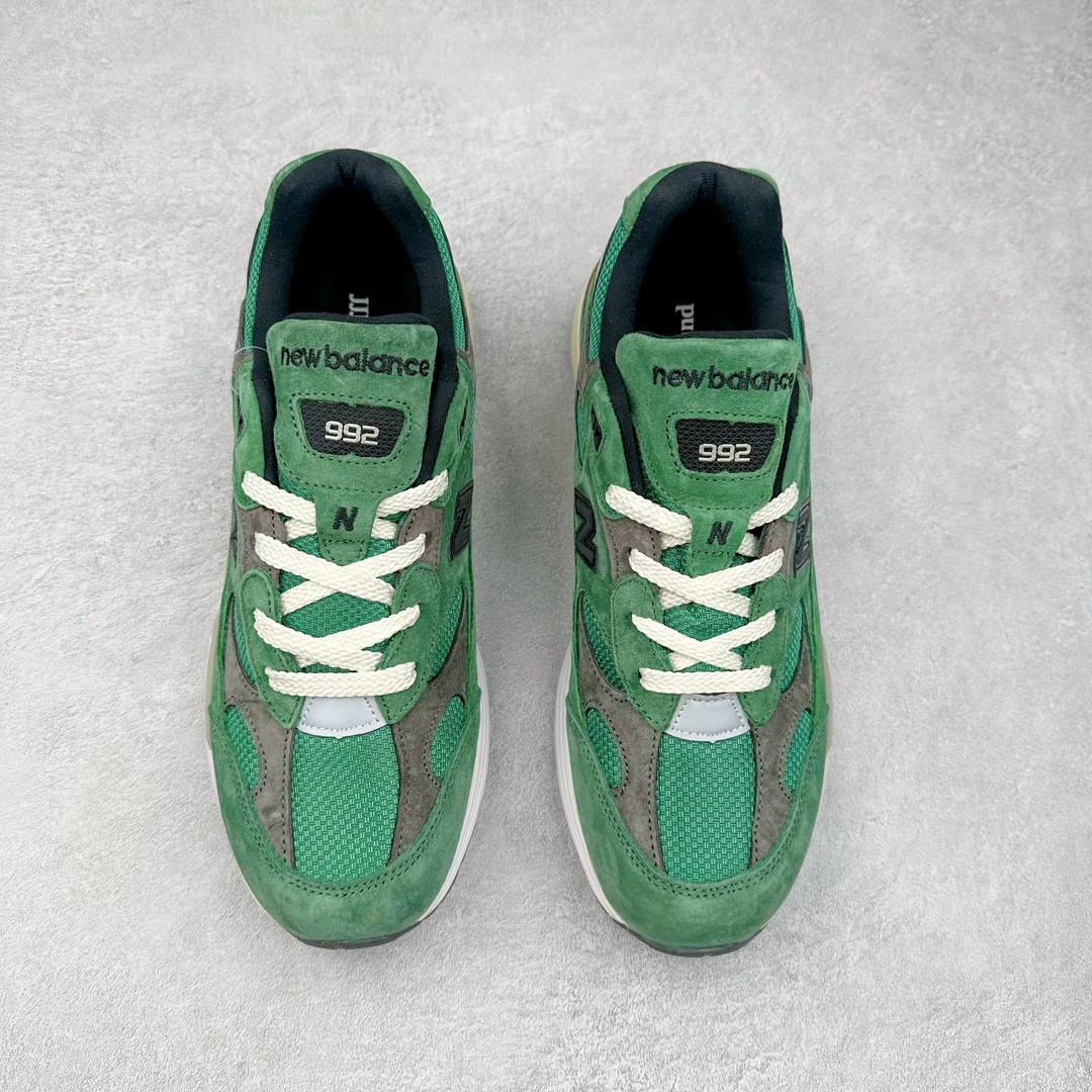 图片[2]-＃K版纯原 JJJJound x New Balance M992JJ 新百伦NB992 联名总统复古慢跑鞋 绿色 整双鞋在构色上使用多种不同饱和度的色彩拼接设计 再搭配上白色中底 丰富全鞋色彩层次材质方面 设计师在不同色彩区域 同样采用拼接方式将翻毛皮、麂皮、网眼等面料相结合 营造出高规格的质感的同时 也带来多层次视觉体验 细节方面 首先映入眼帘的便是鞋舌上醒目的 New Balance 992 标识 彰显鞋型款式 其次 在双脚外侧还再度出现 N 字 Logo 以及 992 型号 对其品牌身份以及型号加以强调 尺码：36 37 37.5 38 38.5 39 40 40.5 41.5 42 42.5 43 44 44.5 45-选品中心