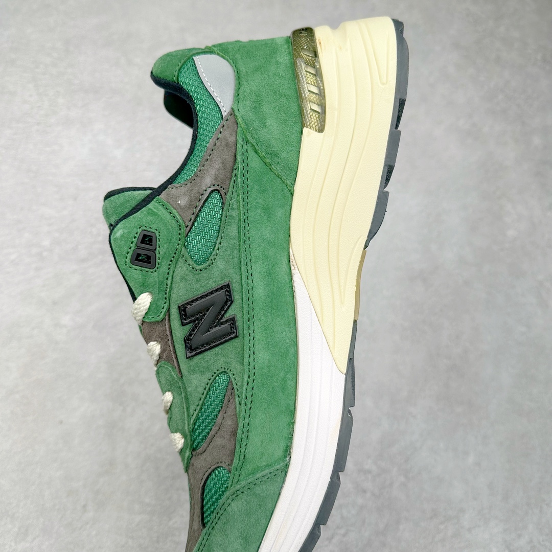 图片[7]-＃K版纯原 JJJJound x New Balance M992JJ 新百伦NB992 联名总统复古慢跑鞋 绿色 整双鞋在构色上使用多种不同饱和度的色彩拼接设计 再搭配上白色中底 丰富全鞋色彩层次材质方面 设计师在不同色彩区域 同样采用拼接方式将翻毛皮、麂皮、网眼等面料相结合 营造出高规格的质感的同时 也带来多层次视觉体验 细节方面 首先映入眼帘的便是鞋舌上醒目的 New Balance 992 标识 彰显鞋型款式 其次 在双脚外侧还再度出现 N 字 Logo 以及 992 型号 对其品牌身份以及型号加以强调 尺码：36 37 37.5 38 38.5 39 40 40.5 41.5 42 42.5 43 44 44.5 45-选品中心