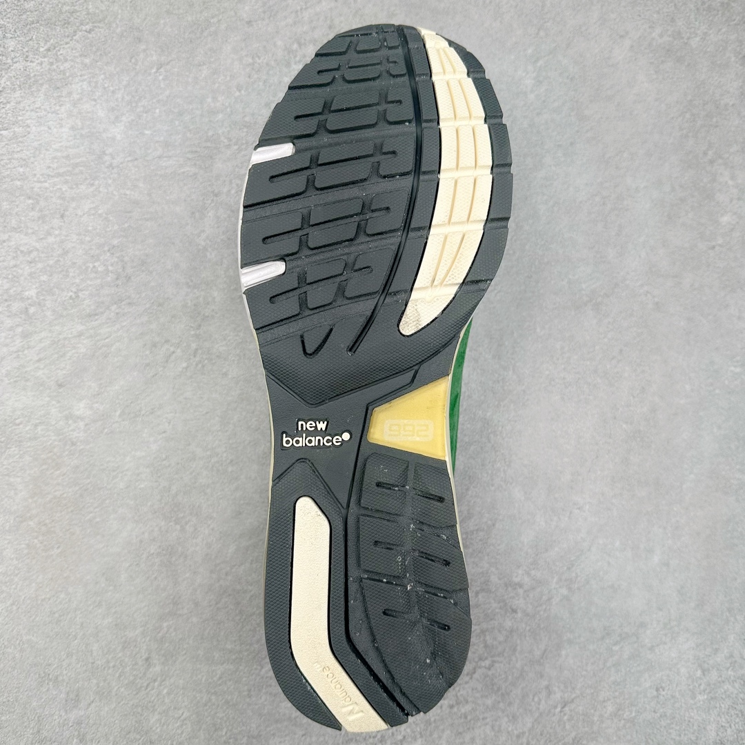 图片[9]-＃K版纯原 JJJJound x New Balance M992JJ 新百伦NB992 联名总统复古慢跑鞋 绿色 整双鞋在构色上使用多种不同饱和度的色彩拼接设计 再搭配上白色中底 丰富全鞋色彩层次材质方面 设计师在不同色彩区域 同样采用拼接方式将翻毛皮、麂皮、网眼等面料相结合 营造出高规格的质感的同时 也带来多层次视觉体验 细节方面 首先映入眼帘的便是鞋舌上醒目的 New Balance 992 标识 彰显鞋型款式 其次 在双脚外侧还再度出现 N 字 Logo 以及 992 型号 对其品牌身份以及型号加以强调 尺码：36 37 37.5 38 38.5 39 40 40.5 41.5 42 42.5 43 44 44.5 45-选品中心