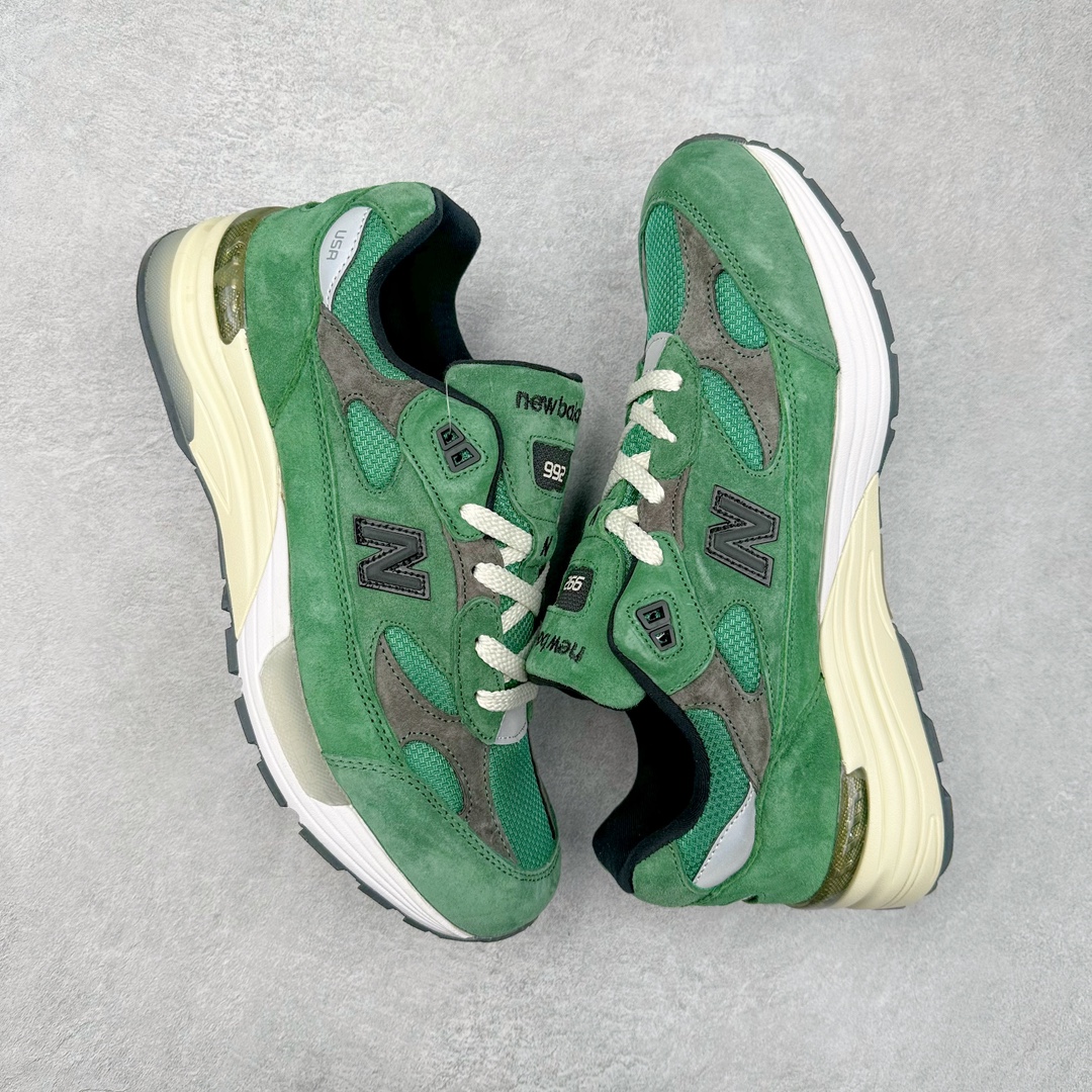 图片[3]-＃K版纯原 JJJJound x New Balance M992JJ 新百伦NB992 联名总统复古慢跑鞋 绿色 整双鞋在构色上使用多种不同饱和度的色彩拼接设计 再搭配上白色中底 丰富全鞋色彩层次材质方面 设计师在不同色彩区域 同样采用拼接方式将翻毛皮、麂皮、网眼等面料相结合 营造出高规格的质感的同时 也带来多层次视觉体验 细节方面 首先映入眼帘的便是鞋舌上醒目的 New Balance 992 标识 彰显鞋型款式 其次 在双脚外侧还再度出现 N 字 Logo 以及 992 型号 对其品牌身份以及型号加以强调 尺码：36 37 37.5 38 38.5 39 40 40.5 41.5 42 42.5 43 44 44.5 45-选品中心