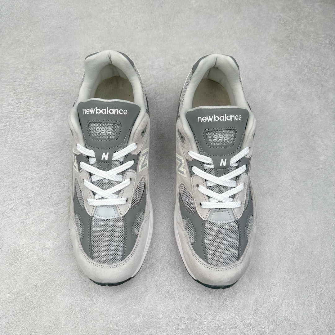 图片[2]-＃K版纯原 New Balance M992GR 新百伦NB992总统复古慢跑鞋 元祖灰 整双鞋在构色上使用多种不同饱和度的色彩拼接设计 再搭配上白色中底 丰富全鞋色彩层次材质方面 设计师在不同色彩区域 同样采用拼接方式将翻毛皮、麂皮、网眼等面料相结合 营造出高规格的质感的同时 也带来多层次视觉体验 细节方面 首先映入眼帘的便是鞋舌上醒目的 New Balance 992 标识 彰显鞋型款式 其次 在双脚外侧还再度出现 N 字 Logo 以及 992 型号 对其品牌身份以及型号加以强调 尺码：36 37 37.5 38 38.5 39 40 40.5 41.5 42 42.5 43 44 44.5 45-选品中心