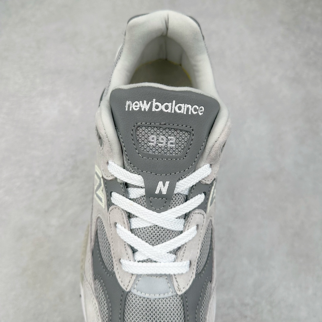 图片[5]-＃K版纯原 New Balance M992GR 新百伦NB992总统复古慢跑鞋 元祖灰 整双鞋在构色上使用多种不同饱和度的色彩拼接设计 再搭配上白色中底 丰富全鞋色彩层次材质方面 设计师在不同色彩区域 同样采用拼接方式将翻毛皮、麂皮、网眼等面料相结合 营造出高规格的质感的同时 也带来多层次视觉体验 细节方面 首先映入眼帘的便是鞋舌上醒目的 New Balance 992 标识 彰显鞋型款式 其次 在双脚外侧还再度出现 N 字 Logo 以及 992 型号 对其品牌身份以及型号加以强调 尺码：36 37 37.5 38 38.5 39 40 40.5 41.5 42 42.5 43 44 44.5 45-选品中心