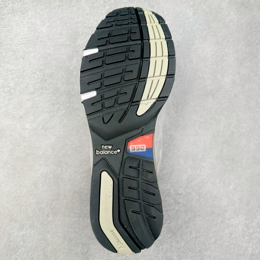 图片[9]-＃K版纯原 New Balance M992GR 新百伦NB992总统复古慢跑鞋 元祖灰 整双鞋在构色上使用多种不同饱和度的色彩拼接设计 再搭配上白色中底 丰富全鞋色彩层次材质方面 设计师在不同色彩区域 同样采用拼接方式将翻毛皮、麂皮、网眼等面料相结合 营造出高规格的质感的同时 也带来多层次视觉体验 细节方面 首先映入眼帘的便是鞋舌上醒目的 New Balance 992 标识 彰显鞋型款式 其次 在双脚外侧还再度出现 N 字 Logo 以及 992 型号 对其品牌身份以及型号加以强调 尺码：36 37 37.5 38 38.5 39 40 40.5 41.5 42 42.5 43 44 44.5 45-选品中心