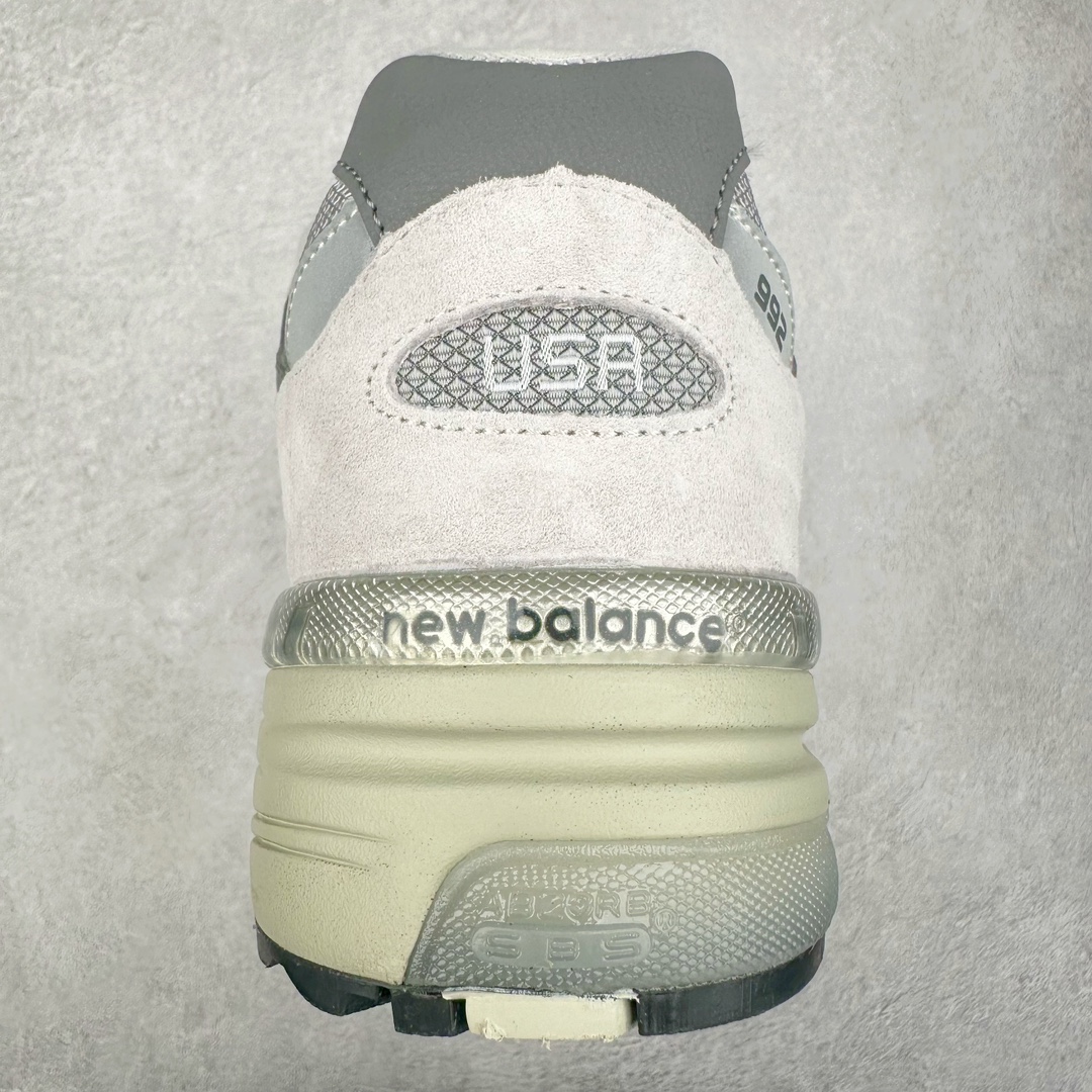 图片[8]-＃K版纯原 New Balance M992GR 新百伦NB992总统复古慢跑鞋 元祖灰 整双鞋在构色上使用多种不同饱和度的色彩拼接设计 再搭配上白色中底 丰富全鞋色彩层次材质方面 设计师在不同色彩区域 同样采用拼接方式将翻毛皮、麂皮、网眼等面料相结合 营造出高规格的质感的同时 也带来多层次视觉体验 细节方面 首先映入眼帘的便是鞋舌上醒目的 New Balance 992 标识 彰显鞋型款式 其次 在双脚外侧还再度出现 N 字 Logo 以及 992 型号 对其品牌身份以及型号加以强调 尺码：36 37 37.5 38 38.5 39 40 40.5 41.5 42 42.5 43 44 44.5 45-选品中心