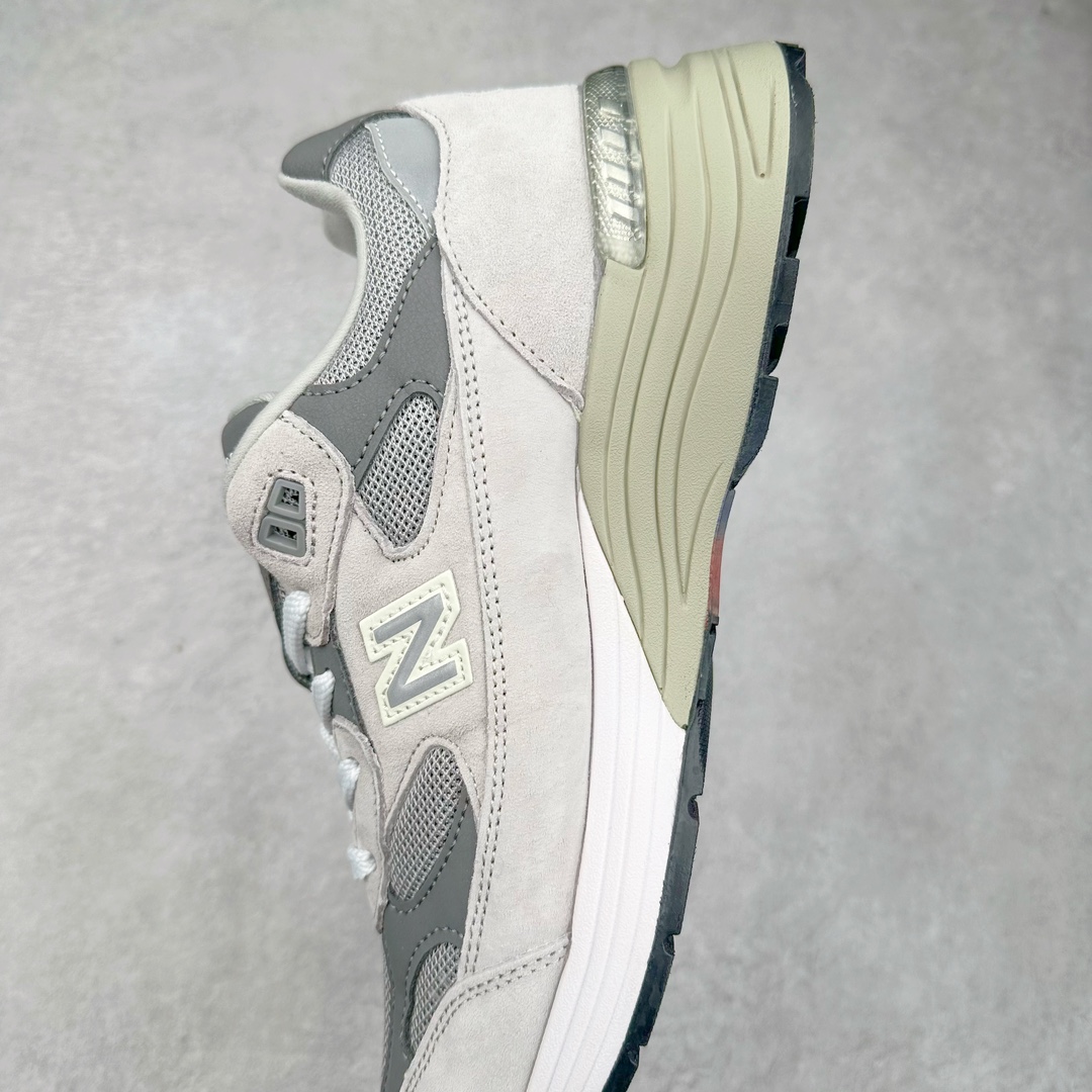 图片[7]-＃K版纯原 New Balance M992GR 新百伦NB992总统复古慢跑鞋 元祖灰 整双鞋在构色上使用多种不同饱和度的色彩拼接设计 再搭配上白色中底 丰富全鞋色彩层次材质方面 设计师在不同色彩区域 同样采用拼接方式将翻毛皮、麂皮、网眼等面料相结合 营造出高规格的质感的同时 也带来多层次视觉体验 细节方面 首先映入眼帘的便是鞋舌上醒目的 New Balance 992 标识 彰显鞋型款式 其次 在双脚外侧还再度出现 N 字 Logo 以及 992 型号 对其品牌身份以及型号加以强调 尺码：36 37 37.5 38 38.5 39 40 40.5 41.5 42 42.5 43 44 44.5 45-选品中心