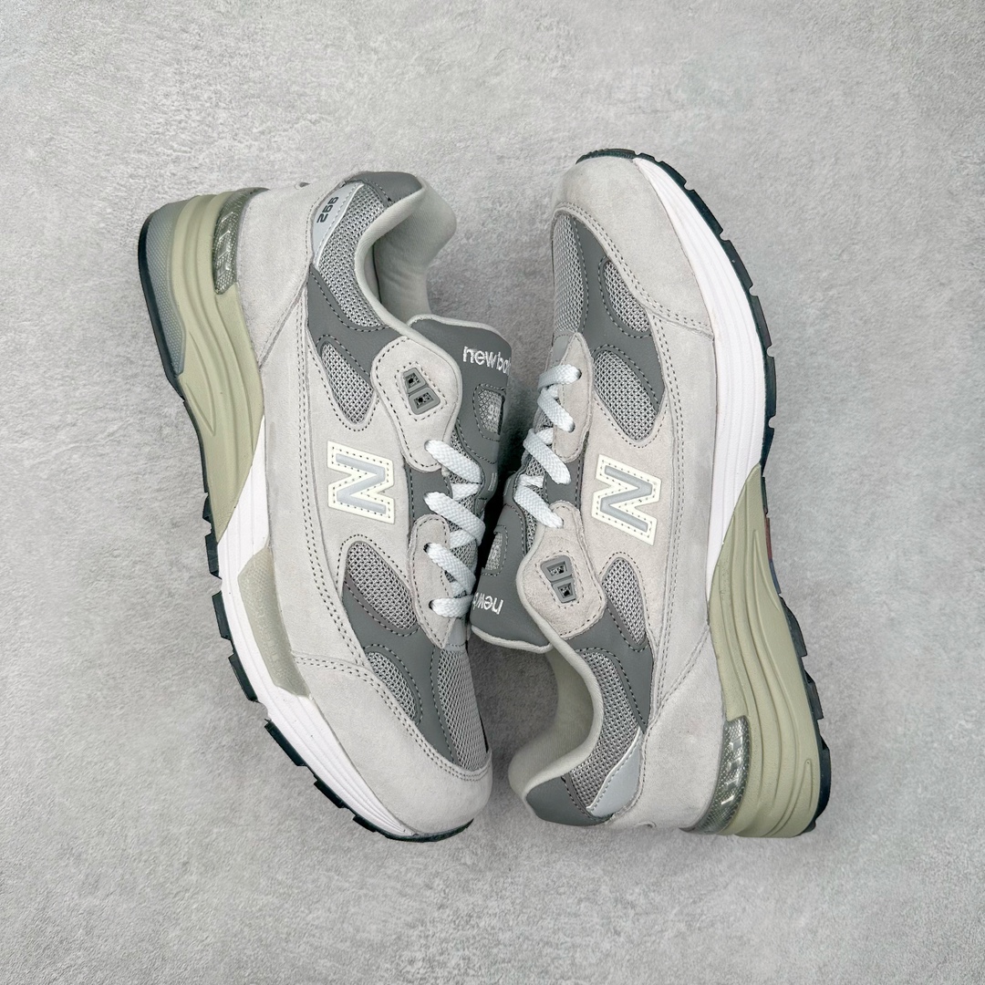 图片[3]-＃K版纯原 New Balance M992GR 新百伦NB992总统复古慢跑鞋 元祖灰 整双鞋在构色上使用多种不同饱和度的色彩拼接设计 再搭配上白色中底 丰富全鞋色彩层次材质方面 设计师在不同色彩区域 同样采用拼接方式将翻毛皮、麂皮、网眼等面料相结合 营造出高规格的质感的同时 也带来多层次视觉体验 细节方面 首先映入眼帘的便是鞋舌上醒目的 New Balance 992 标识 彰显鞋型款式 其次 在双脚外侧还再度出现 N 字 Logo 以及 992 型号 对其品牌身份以及型号加以强调 尺码：36 37 37.5 38 38.5 39 40 40.5 41.5 42 42.5 43 44 44.5 45-选品中心