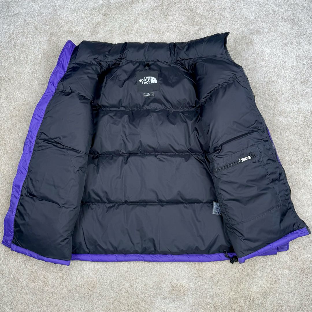 图片[5]-＃TZD TheNorthFace 1996 Nuptse 4NCH 北面拼色户外经典潮牌羽绒服 美国原厂原版数据开版 比例协调、宽松、保暖、时尚 真正原厂内部数据 最大可穿至230斤左右【非市面为节约成本而缩小版型】建议对比尺码表参数 全新进口百灵达绣花机定制万针电绣 采用进口7号针 进口绣线 保证每字饱满、立体、清晰 可称最贵绣标 采用国标90白鸭绒填充 保暖性能更出色 轻便不厚重 压缩后的蓬松度恢复性好 原厂定制40D格子四级防水布料 独家采用原版一致单层布料做法【非市面通货内加胆布】采用单层布料考验了布料及羽绒必须要达标 防止跑绒 并保证手感及膨松度 内里采用尼龙nylon双重双层封禁设计 不会出现任何跑绒现象 内置抽拉绳扣的可调节下摆 可防风防寒 拉链采用吉田YKK原厂定制 刻字清晰 质感完美顺滑 建议比较可供过毒验货 辅料及扣子均采用原版一样铜芯弹簧【非市面铁芯弹簧】可对比了解更多细节 只做市场最高版本 袖口六角扣标志着同步原版一样的六角扣 真正做到和原版一摸一样 不诋毁 不浮夸 真实且不需要太多文案 因为专注 所以专业！ 尺码：XS S M L XL XXL-选品中心