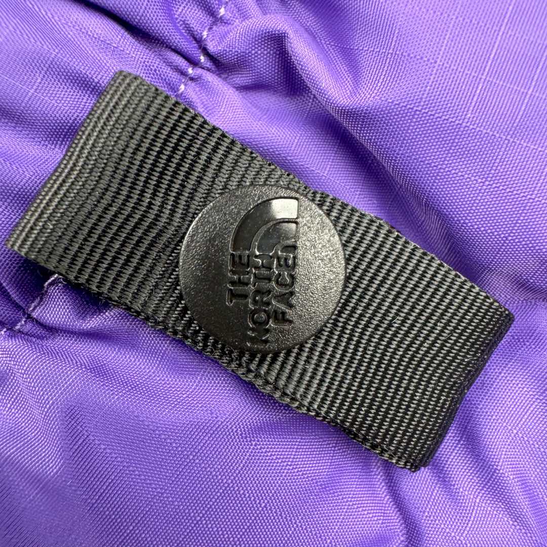 图片[11]-＃TZD TheNorthFace 1996 Nuptse 4NCH 北面拼色户外经典潮牌羽绒服 美国原厂原版数据开版 比例协调、宽松、保暖、时尚 真正原厂内部数据 最大可穿至230斤左右【非市面为节约成本而缩小版型】建议对比尺码表参数 全新进口百灵达绣花机定制万针电绣 采用进口7号针 进口绣线 保证每字饱满、立体、清晰 可称最贵绣标 采用国标90白鸭绒填充 保暖性能更出色 轻便不厚重 压缩后的蓬松度恢复性好 原厂定制40D格子四级防水布料 独家采用原版一致单层布料做法【非市面通货内加胆布】采用单层布料考验了布料及羽绒必须要达标 防止跑绒 并保证手感及膨松度 内里采用尼龙nylon双重双层封禁设计 不会出现任何跑绒现象 内置抽拉绳扣的可调节下摆 可防风防寒 拉链采用吉田YKK原厂定制 刻字清晰 质感完美顺滑 建议比较可供过毒验货 辅料及扣子均采用原版一样铜芯弹簧【非市面铁芯弹簧】可对比了解更多细节 只做市场最高版本 袖口六角扣标志着同步原版一样的六角扣 真正做到和原版一摸一样 不诋毁 不浮夸 真实且不需要太多文案 因为专注 所以专业！ 尺码：XS S M L XL XXL-选品中心