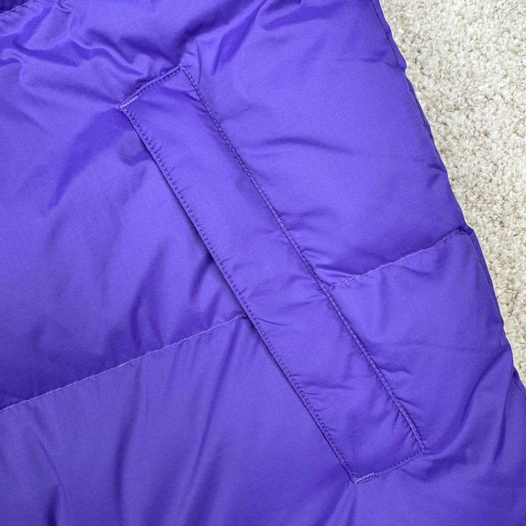 图片[13]-＃TZD TheNorthFace 1996 Nuptse 4NCH 北面拼色户外经典潮牌羽绒服 美国原厂原版数据开版 比例协调、宽松、保暖、时尚 真正原厂内部数据 最大可穿至230斤左右【非市面为节约成本而缩小版型】建议对比尺码表参数 全新进口百灵达绣花机定制万针电绣 采用进口7号针 进口绣线 保证每字饱满、立体、清晰 可称最贵绣标 采用国标90白鸭绒填充 保暖性能更出色 轻便不厚重 压缩后的蓬松度恢复性好 原厂定制40D格子四级防水布料 独家采用原版一致单层布料做法【非市面通货内加胆布】采用单层布料考验了布料及羽绒必须要达标 防止跑绒 并保证手感及膨松度 内里采用尼龙nylon双重双层封禁设计 不会出现任何跑绒现象 内置抽拉绳扣的可调节下摆 可防风防寒 拉链采用吉田YKK原厂定制 刻字清晰 质感完美顺滑 建议比较可供过毒验货 辅料及扣子均采用原版一样铜芯弹簧【非市面铁芯弹簧】可对比了解更多细节 只做市场最高版本 袖口六角扣标志着同步原版一样的六角扣 真正做到和原版一摸一样 不诋毁 不浮夸 真实且不需要太多文案 因为专注 所以专业！ 尺码：XS S M L XL XXL-选品中心