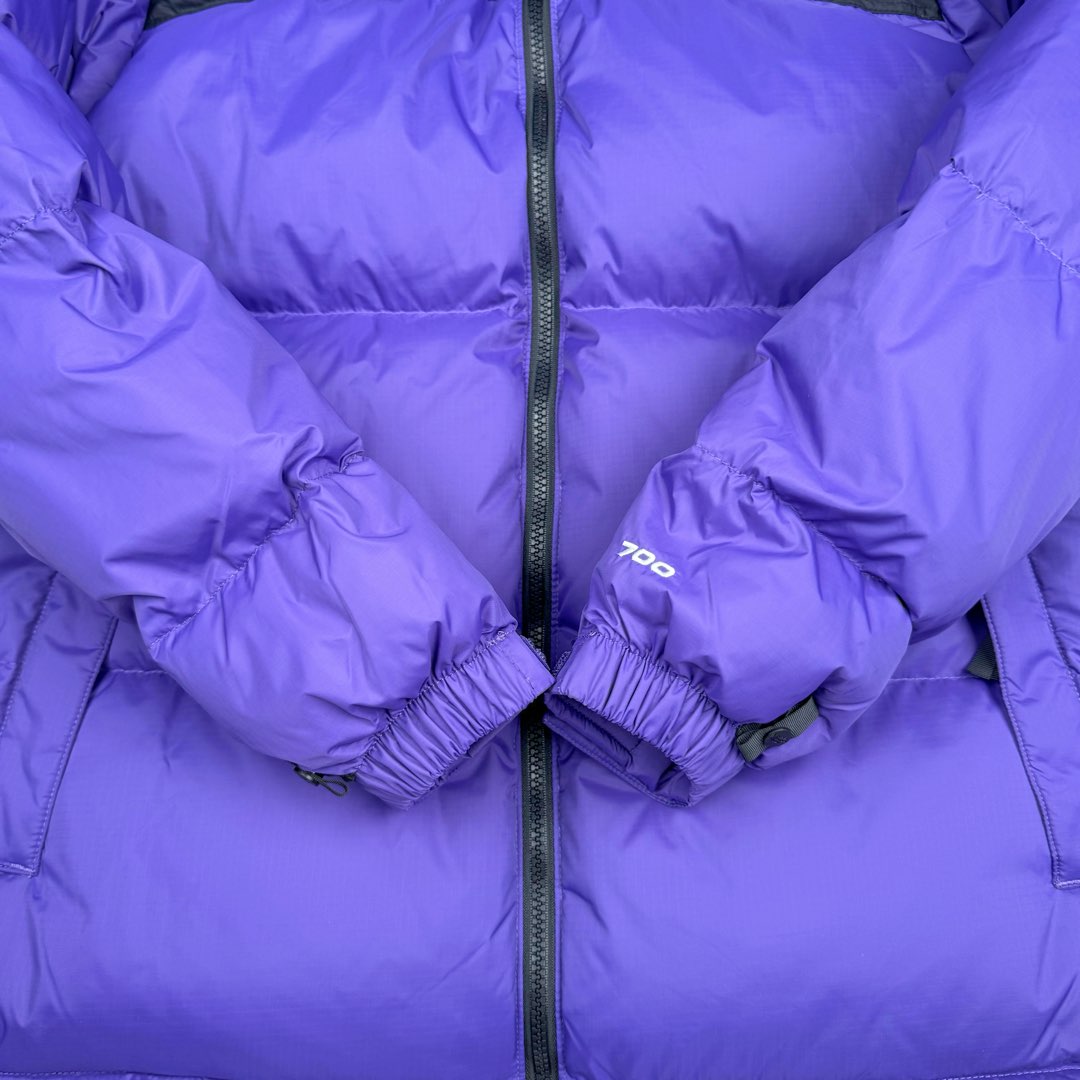 图片[10]-＃TZD TheNorthFace 1996 Nuptse 4NCH 北面拼色户外经典潮牌羽绒服 美国原厂原版数据开版 比例协调、宽松、保暖、时尚 真正原厂内部数据 最大可穿至230斤左右【非市面为节约成本而缩小版型】建议对比尺码表参数 全新进口百灵达绣花机定制万针电绣 采用进口7号针 进口绣线 保证每字饱满、立体、清晰 可称最贵绣标 采用国标90白鸭绒填充 保暖性能更出色 轻便不厚重 压缩后的蓬松度恢复性好 原厂定制40D格子四级防水布料 独家采用原版一致单层布料做法【非市面通货内加胆布】采用单层布料考验了布料及羽绒必须要达标 防止跑绒 并保证手感及膨松度 内里采用尼龙nylon双重双层封禁设计 不会出现任何跑绒现象 内置抽拉绳扣的可调节下摆 可防风防寒 拉链采用吉田YKK原厂定制 刻字清晰 质感完美顺滑 建议比较可供过毒验货 辅料及扣子均采用原版一样铜芯弹簧【非市面铁芯弹簧】可对比了解更多细节 只做市场最高版本 袖口六角扣标志着同步原版一样的六角扣 真正做到和原版一摸一样 不诋毁 不浮夸 真实且不需要太多文案 因为专注 所以专业！ 尺码：XS S M L XL XXL-选品中心