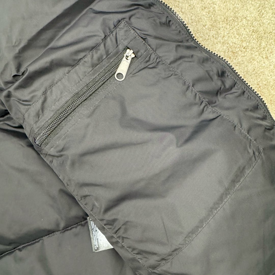 图片[17]-＃TZD TheNorthFace 1996 Nuptse 4NCH 北面拼色户外经典潮牌羽绒服 美国原厂原版数据开版 比例协调、宽松、保暖、时尚 真正原厂内部数据 最大可穿至230斤左右【非市面为节约成本而缩小版型】建议对比尺码表参数 全新进口百灵达绣花机定制万针电绣 采用进口7号针 进口绣线 保证每字饱满、立体、清晰 可称最贵绣标 采用国标90白鸭绒填充 保暖性能更出色 轻便不厚重 压缩后的蓬松度恢复性好 原厂定制40D格子四级防水布料 独家采用原版一致单层布料做法【非市面通货内加胆布】采用单层布料考验了布料及羽绒必须要达标 防止跑绒 并保证手感及膨松度 内里采用尼龙nylon双重双层封禁设计 不会出现任何跑绒现象 内置抽拉绳扣的可调节下摆 可防风防寒 拉链采用吉田YKK原厂定制 刻字清晰 质感完美顺滑 建议比较可供过毒验货 辅料及扣子均采用原版一样铜芯弹簧【非市面铁芯弹簧】可对比了解更多细节 只做市场最高版本 袖口六角扣标志着同步原版一样的六角扣 真正做到和原版一摸一样 不诋毁 不浮夸 真实且不需要太多文案 因为专注 所以专业！ 尺码：XS S M L XL XXL-选品中心