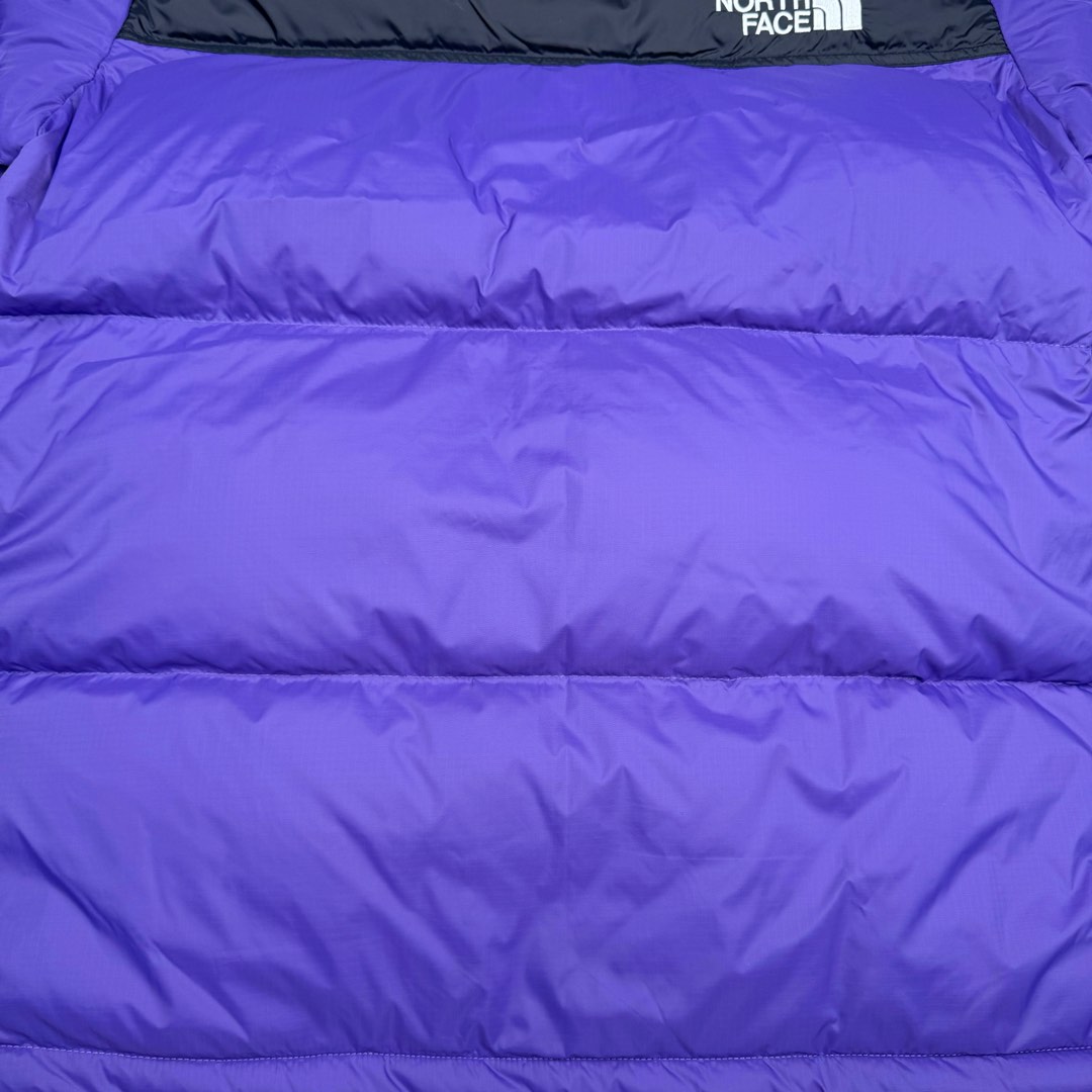 图片[14]-＃TZD TheNorthFace 1996 Nuptse 4NCH 北面拼色户外经典潮牌羽绒服 美国原厂原版数据开版 比例协调、宽松、保暖、时尚 真正原厂内部数据 最大可穿至230斤左右【非市面为节约成本而缩小版型】建议对比尺码表参数 全新进口百灵达绣花机定制万针电绣 采用进口7号针 进口绣线 保证每字饱满、立体、清晰 可称最贵绣标 采用国标90白鸭绒填充 保暖性能更出色 轻便不厚重 压缩后的蓬松度恢复性好 原厂定制40D格子四级防水布料 独家采用原版一致单层布料做法【非市面通货内加胆布】采用单层布料考验了布料及羽绒必须要达标 防止跑绒 并保证手感及膨松度 内里采用尼龙nylon双重双层封禁设计 不会出现任何跑绒现象 内置抽拉绳扣的可调节下摆 可防风防寒 拉链采用吉田YKK原厂定制 刻字清晰 质感完美顺滑 建议比较可供过毒验货 辅料及扣子均采用原版一样铜芯弹簧【非市面铁芯弹簧】可对比了解更多细节 只做市场最高版本 袖口六角扣标志着同步原版一样的六角扣 真正做到和原版一摸一样 不诋毁 不浮夸 真实且不需要太多文案 因为专注 所以专业！ 尺码：XS S M L XL XXL-选品中心